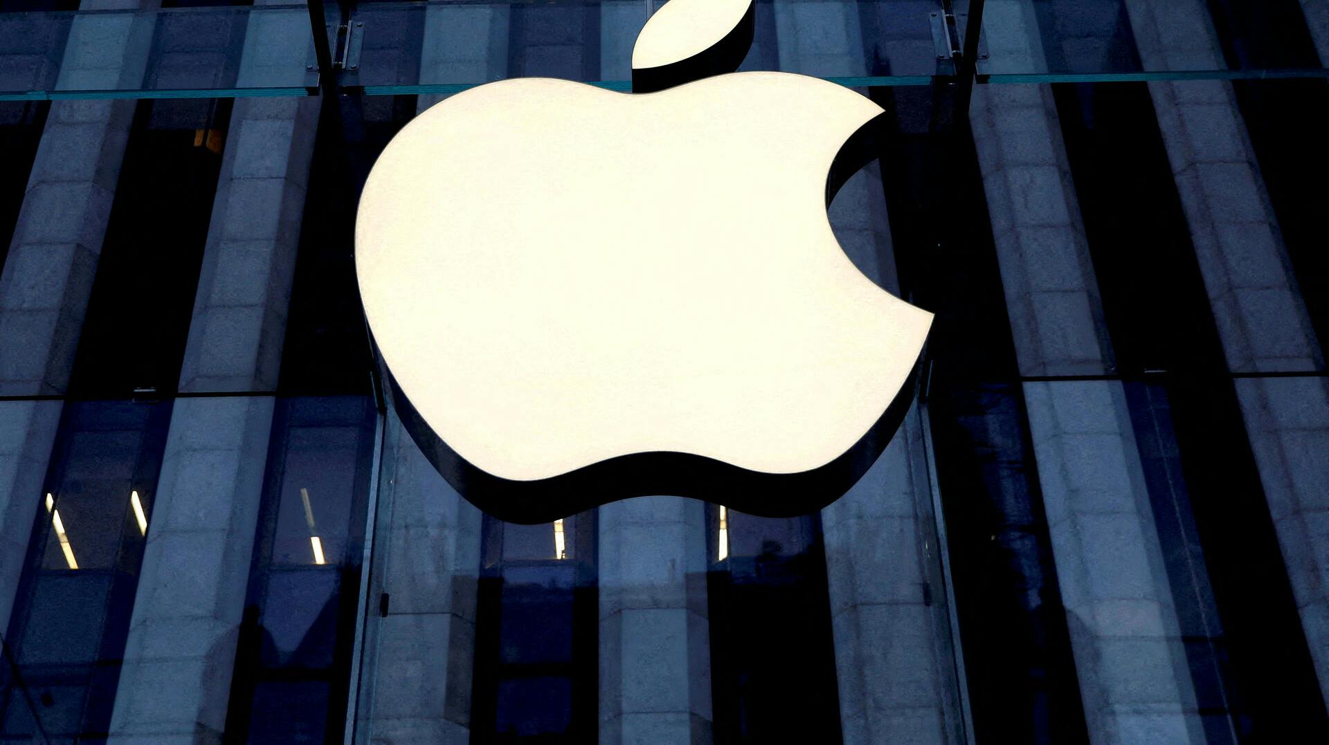 Apple må nøjes med at være verdens andenmest værdifulde virksomhed.