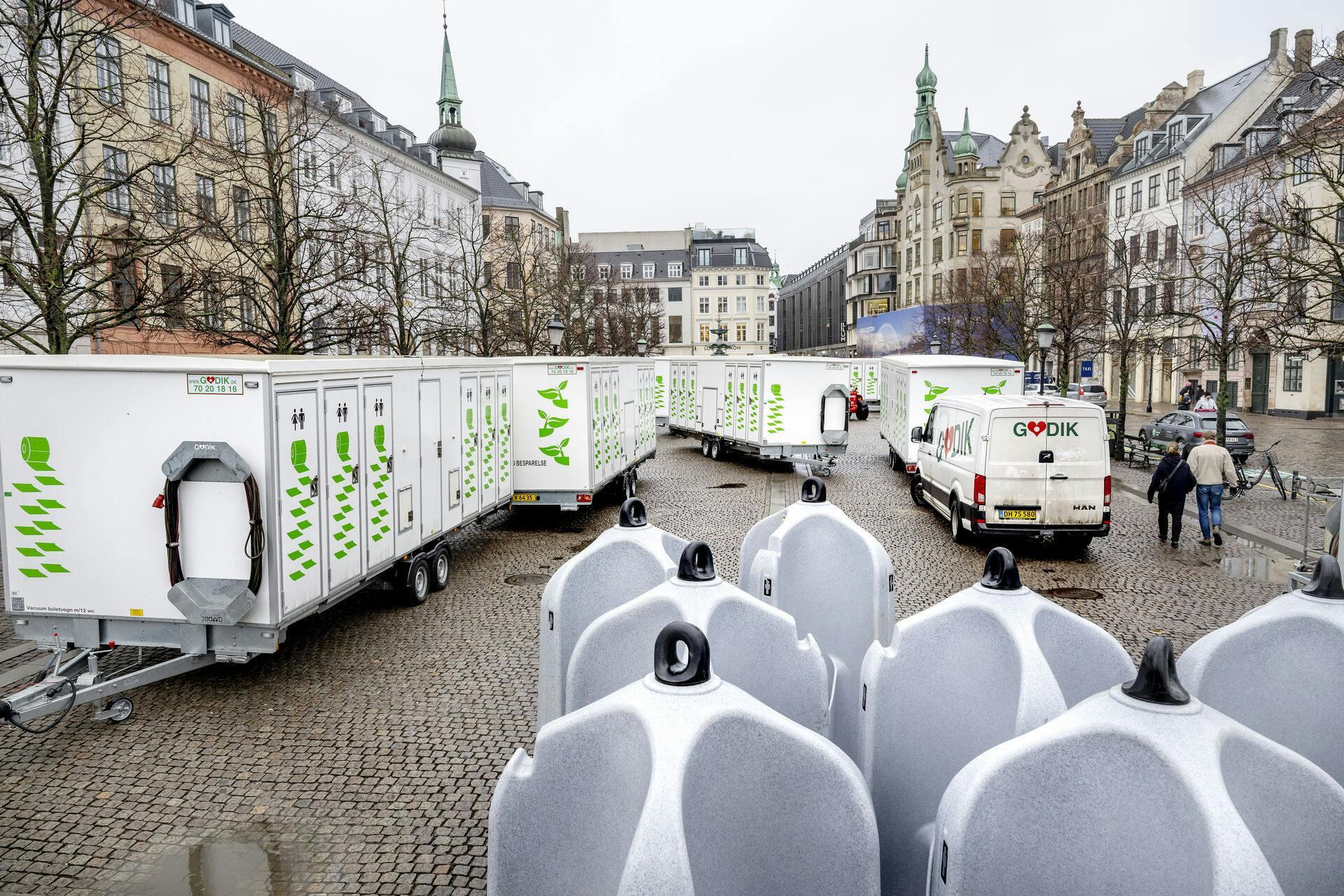 København gør sig klar til den store fest i forbindelse med tronskiftet søndag d. 14. januar 2024. Der forventes mange tusinde mennesker i byens gader søndag og det kræver mange toiletter, som her på Højbro Plads.