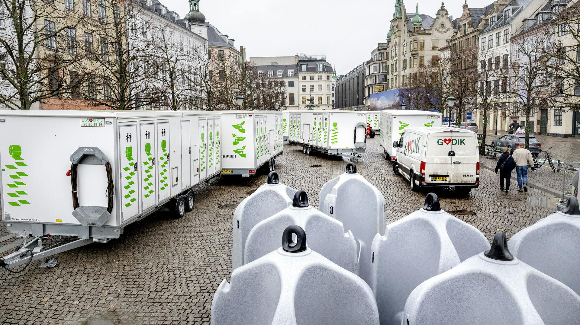 København gør sig klar til den store fest i forbindelse med tronskiftet søndag d. 14. januar 2024. Der forventes mange tusinde mennesker i byens gader søndag og det kræver mange toiletter, som her på Højbro Plads.