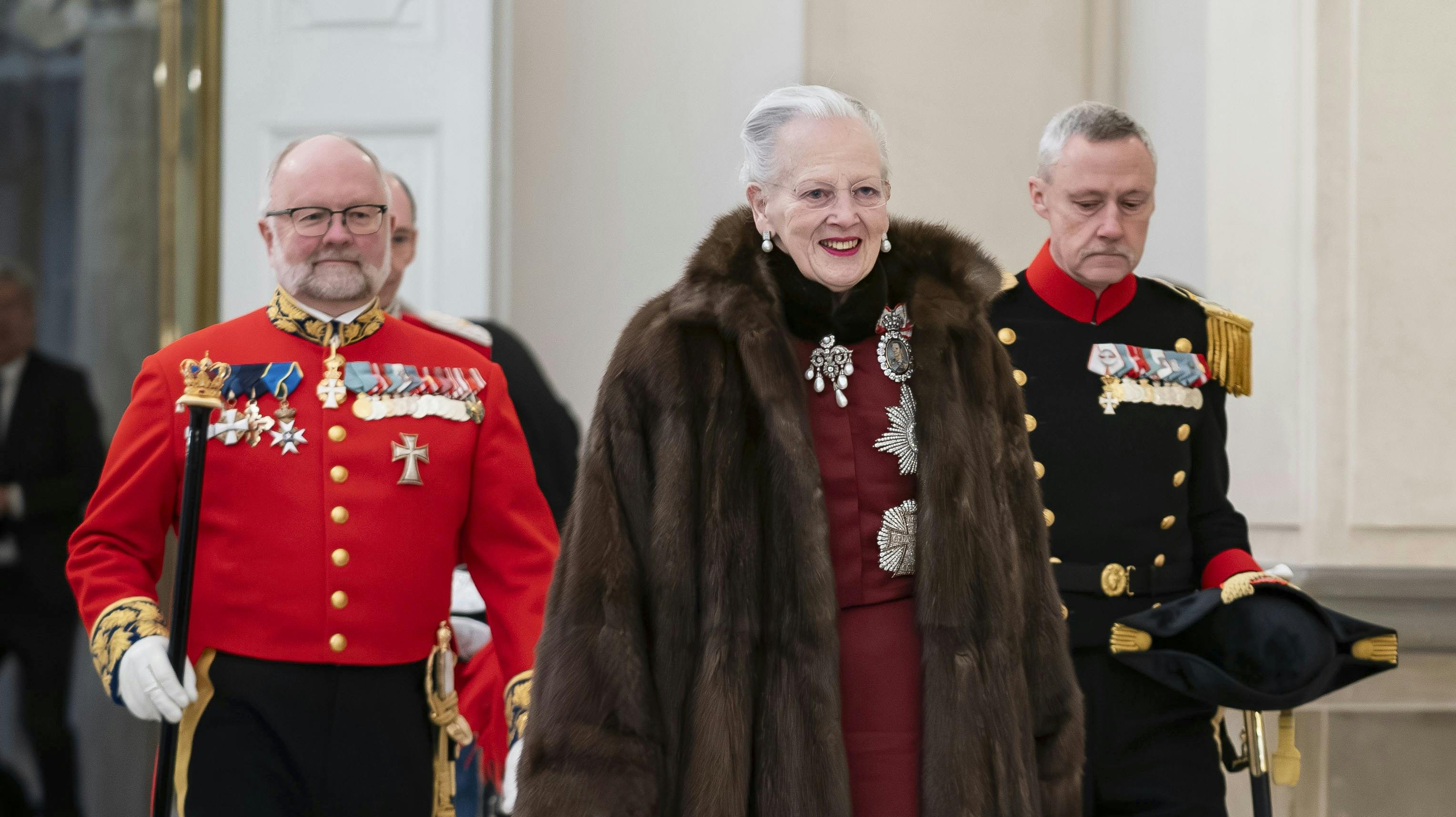 Dronnings abdikation kom også bag på de personer, der til dagligt varter hende op.