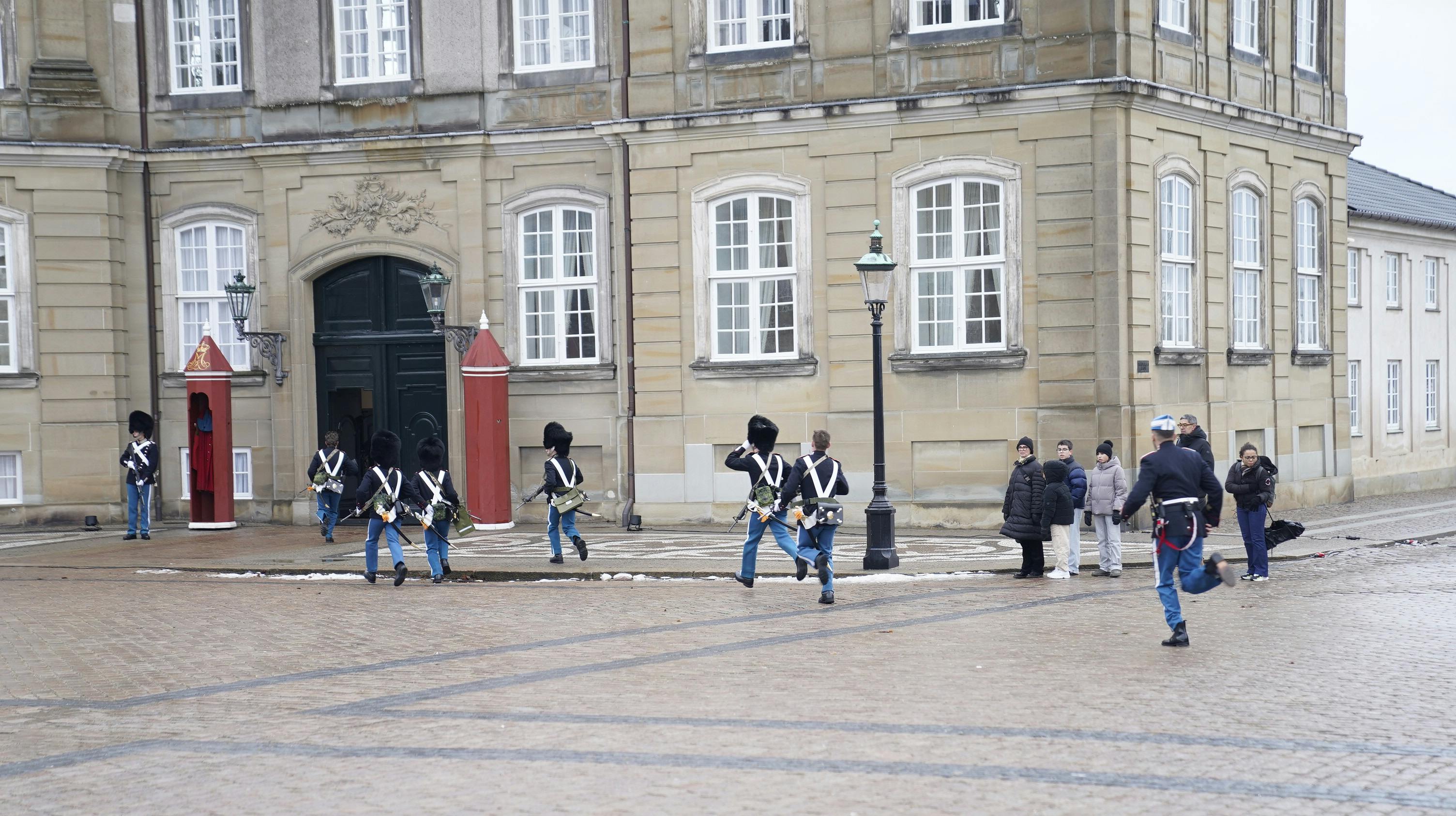 Pludselig satte livgarden i sprint. 