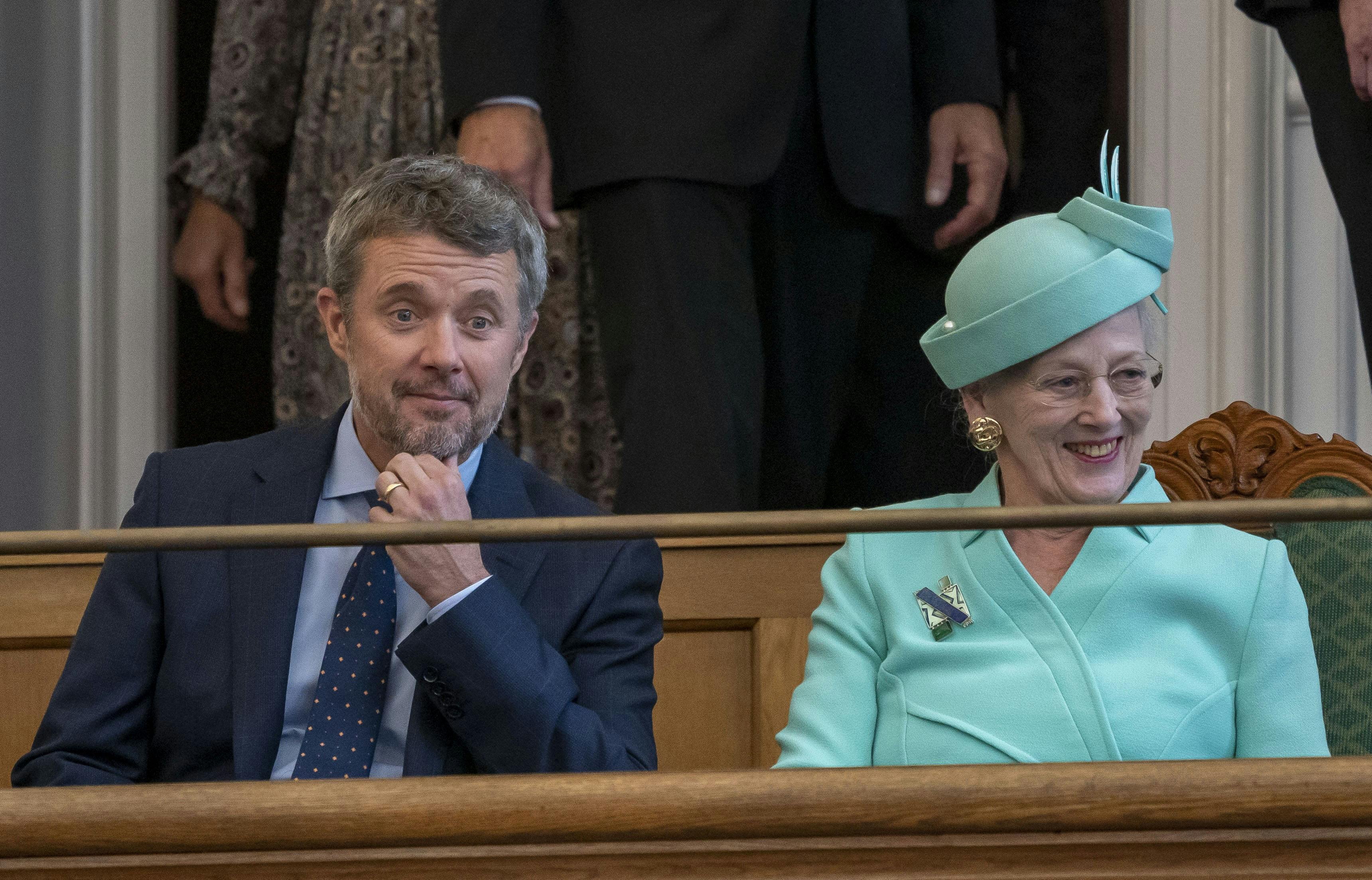 Der hersker ingen tvivl om, at danskerne er klar til tronskiftet, hvor dronning Margrethe overdrager tronen til kronprins Frederik. Flere bus- og togafgange er i hvert fald udsolgt.&nbsp;