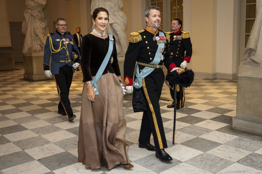 Kronprins Frederik er 55 år gammel og kronprinsesse Mary er 51 år gammel.