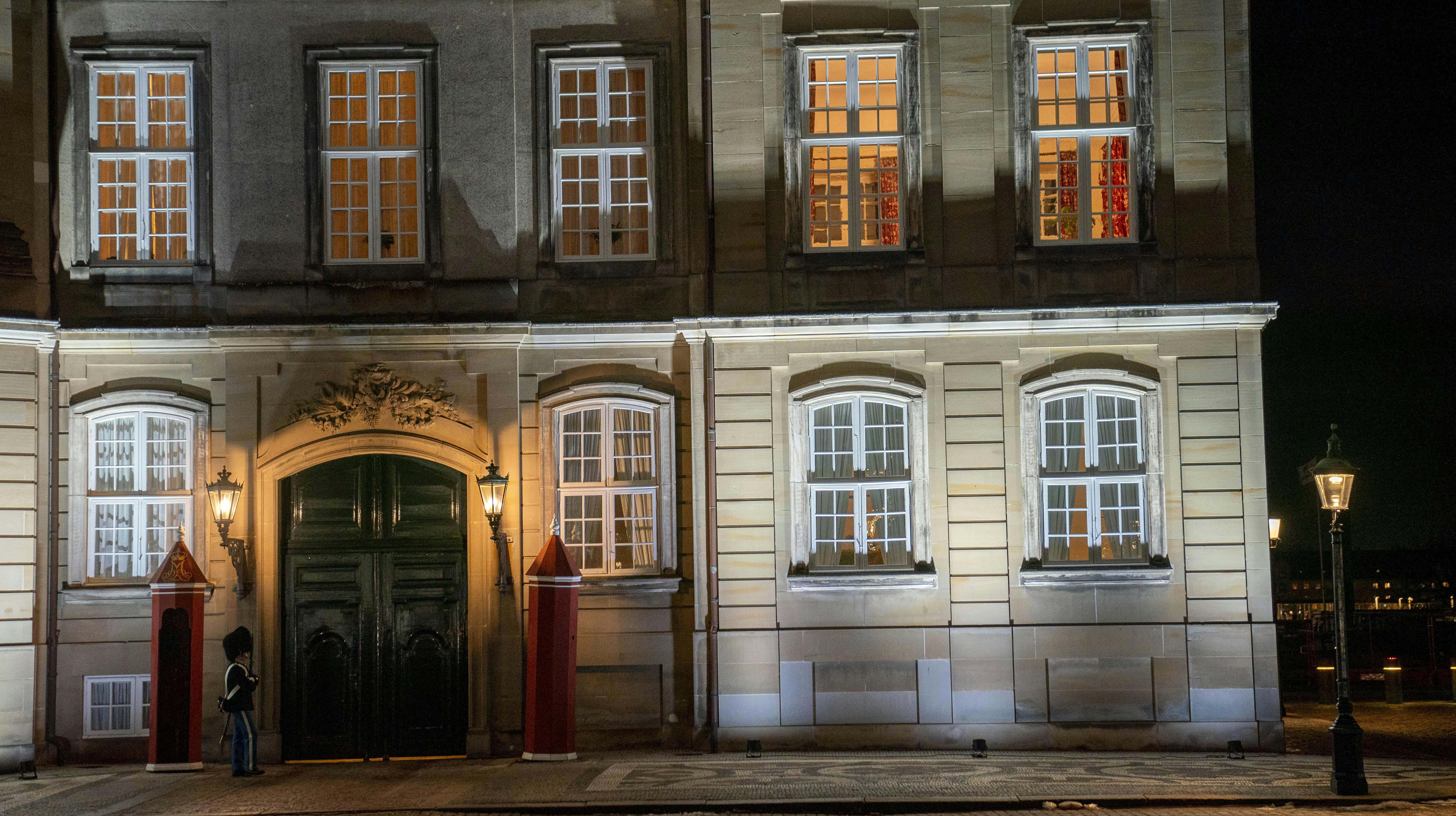 I dag klokken 14.30 - når Danmark officielt har fået ny konge - afholder kongeparret kur.