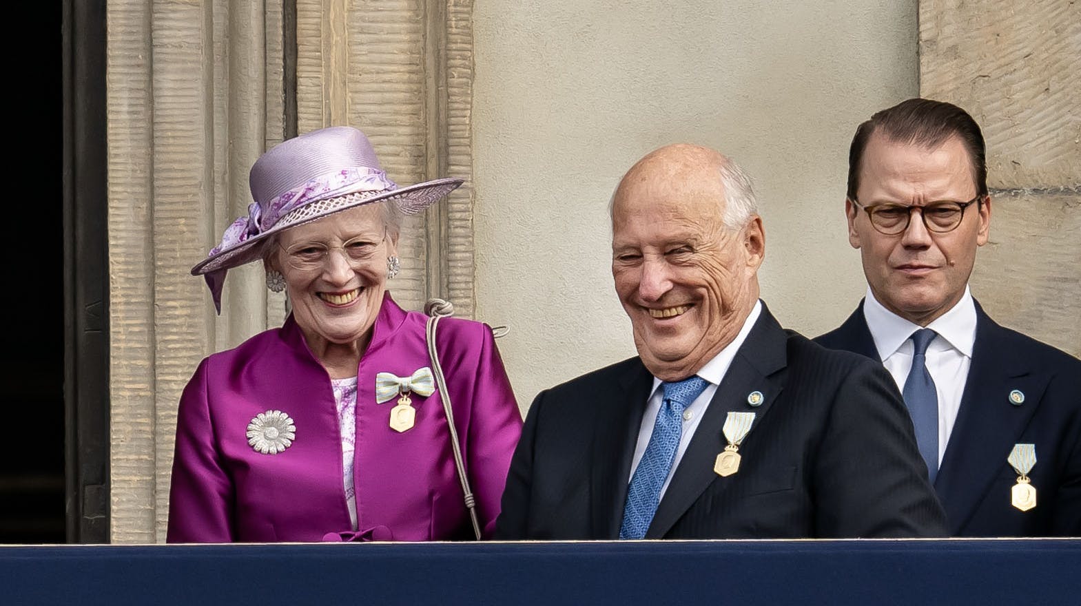 OPGAVE: Vagtskifte og korsang/ BalkonKong Carl Gustafs 50- års regeringsjubilæumSTED: Kongeslottet, StockholmJOURNALIST: Ulrik Ulriksen og Marianne SingerFOTOGRAF: Hanne JuulDATO: 20230915