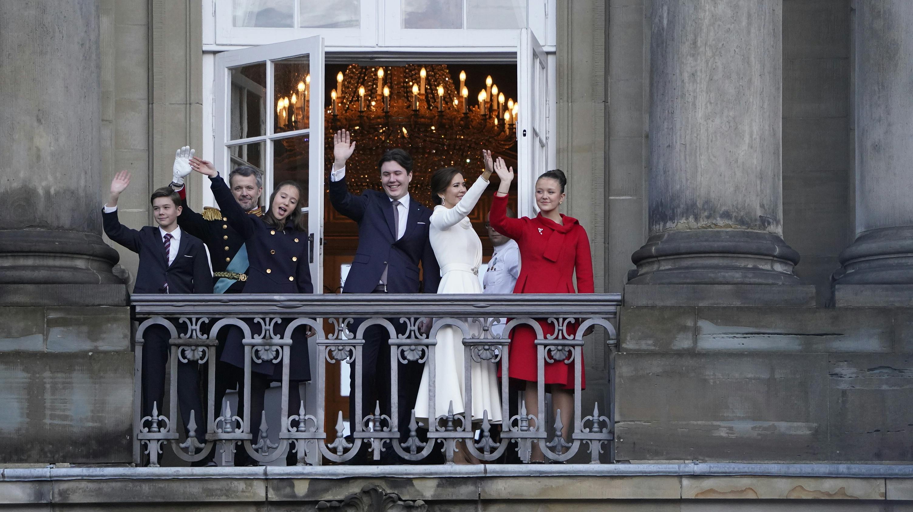 Kongefamilien på balkonen. 