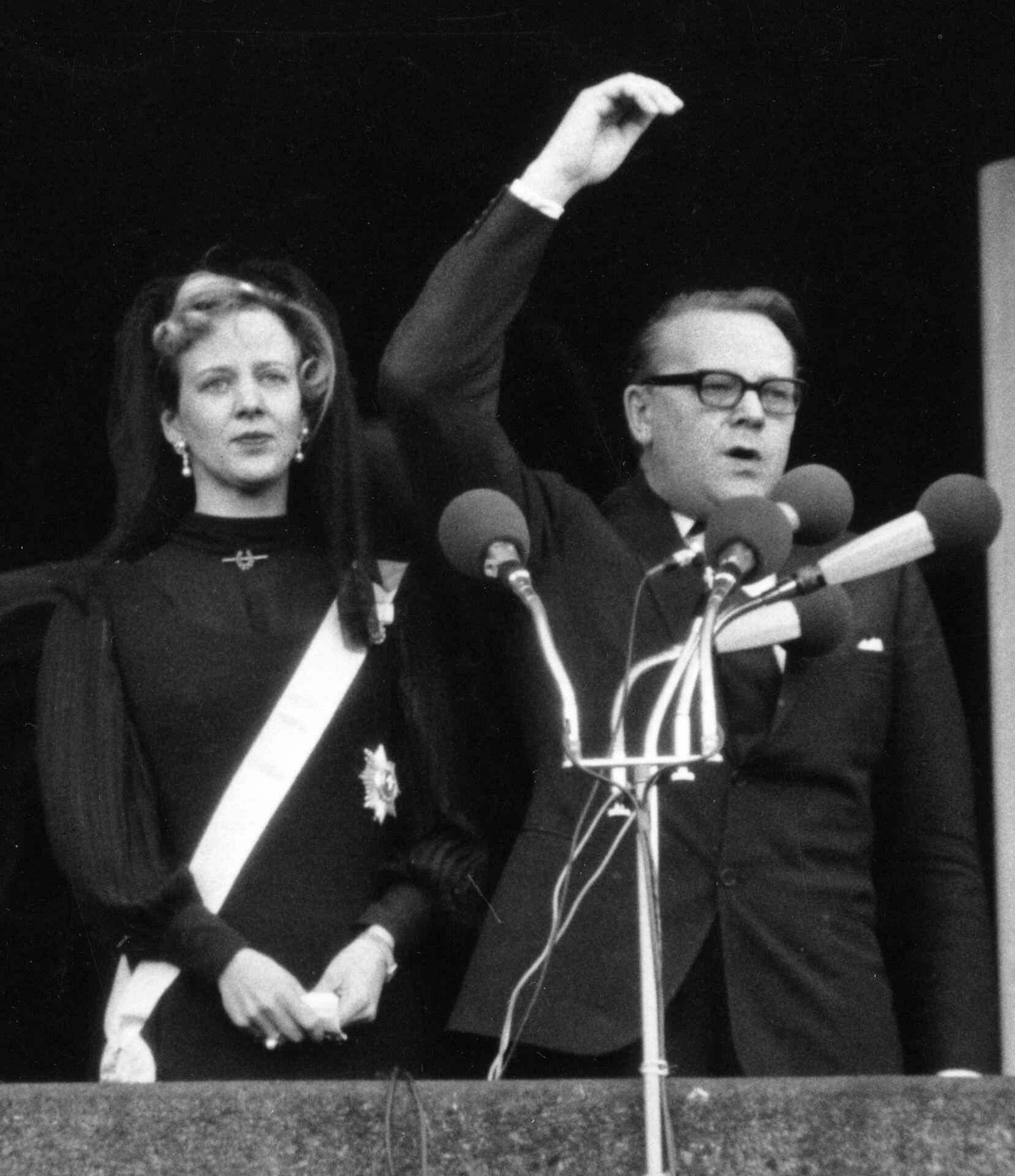 'Hans Majestæt Kong Frederik d. IX er død. -Længe leve Hendes Majestæt Dronning Margrethe d. II' udtaler statsminister Jens Otto Krag på balkonen, da han udråber Tronfølgeren, Prinsesse Margrethe, til Danmarks Dronning.