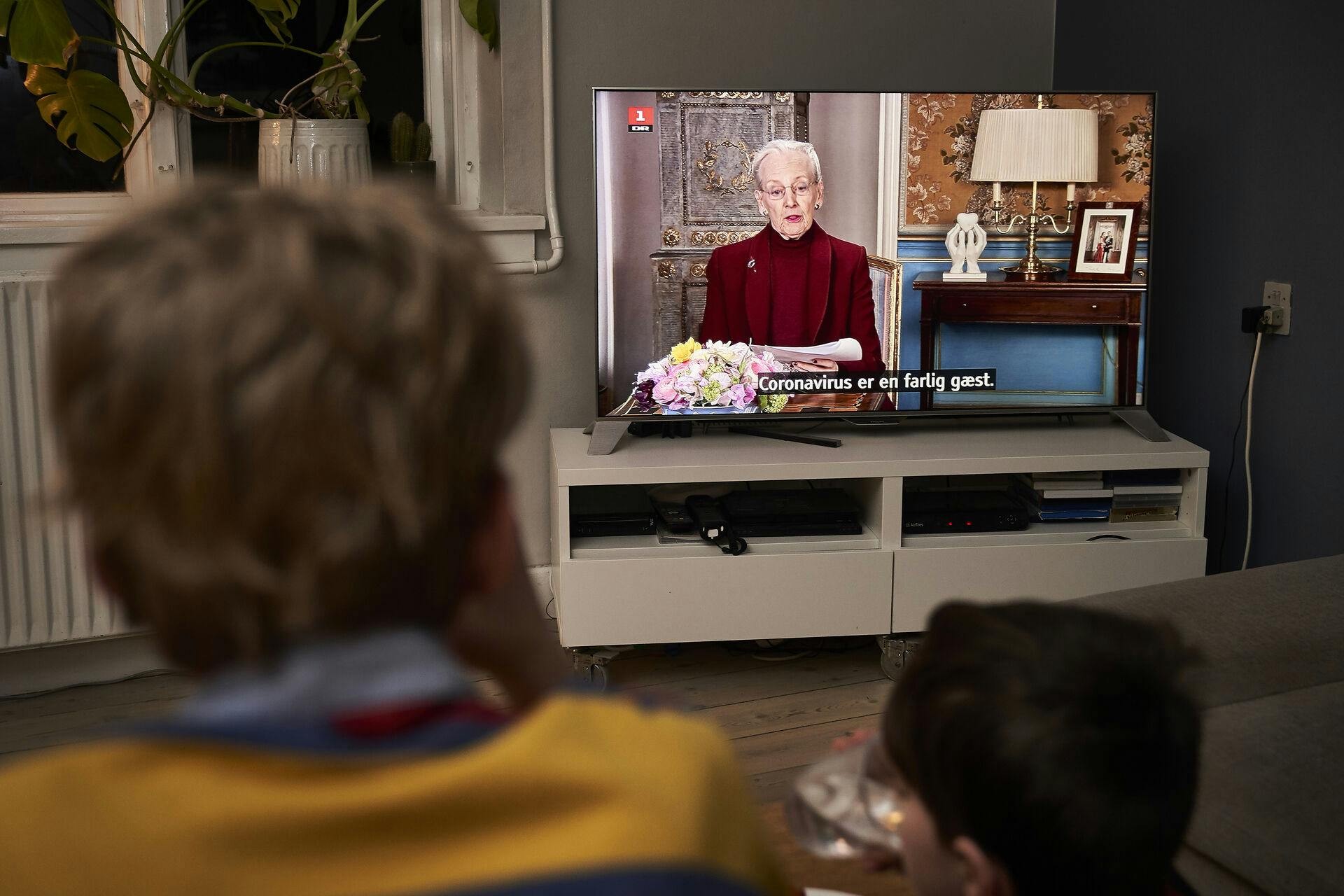 Brødrerne Bjørn og Svend Laub Ahlmann OlesenDronning Margrethe holder tale til folket i anledning af Coronavirusen .