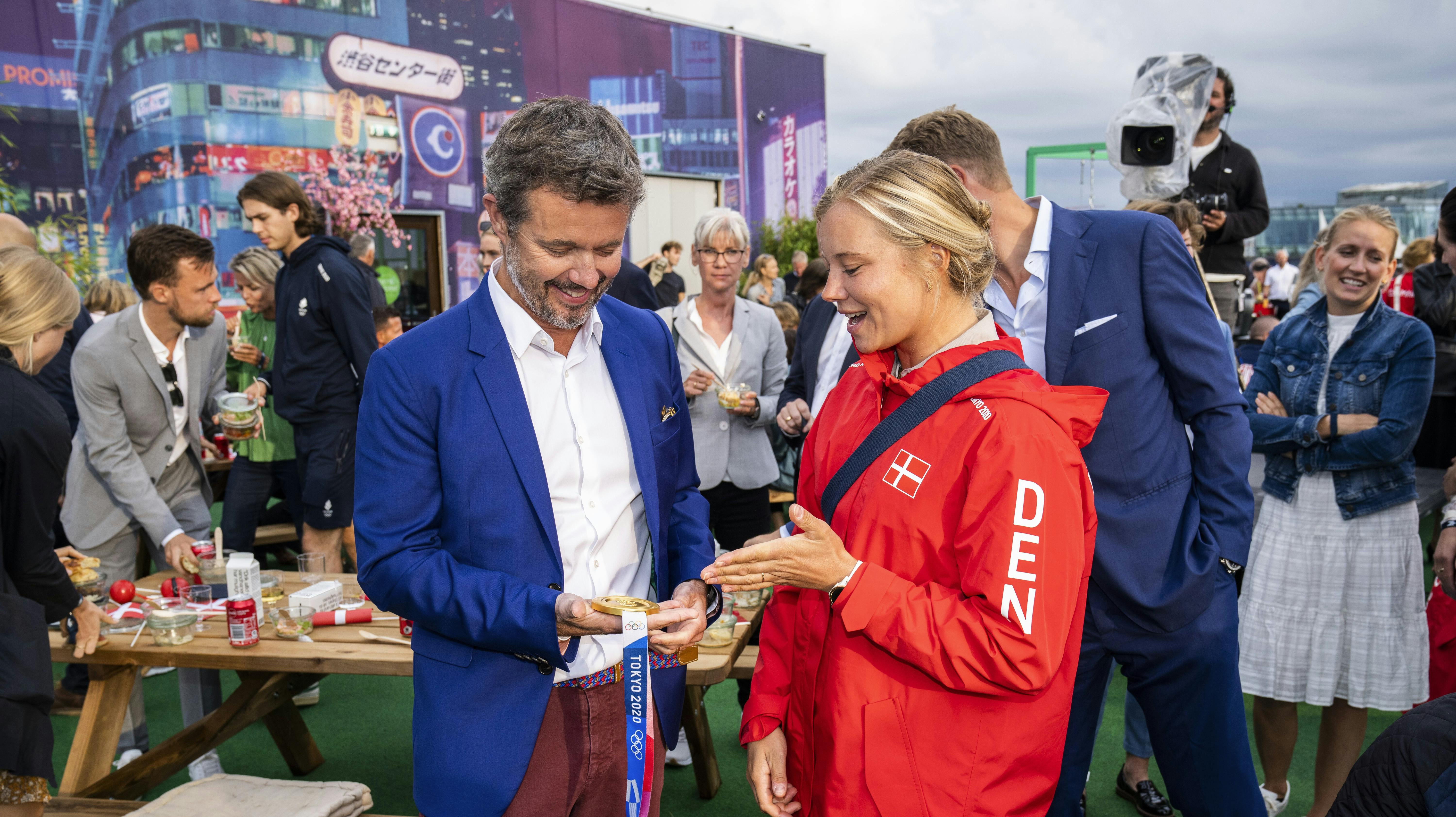 Kong Frederik, dengang Kronprins Frederik, og guldvinder Anne-Marie Rindom ved velkomstfesten efter OL i Tokyo i 2021. 