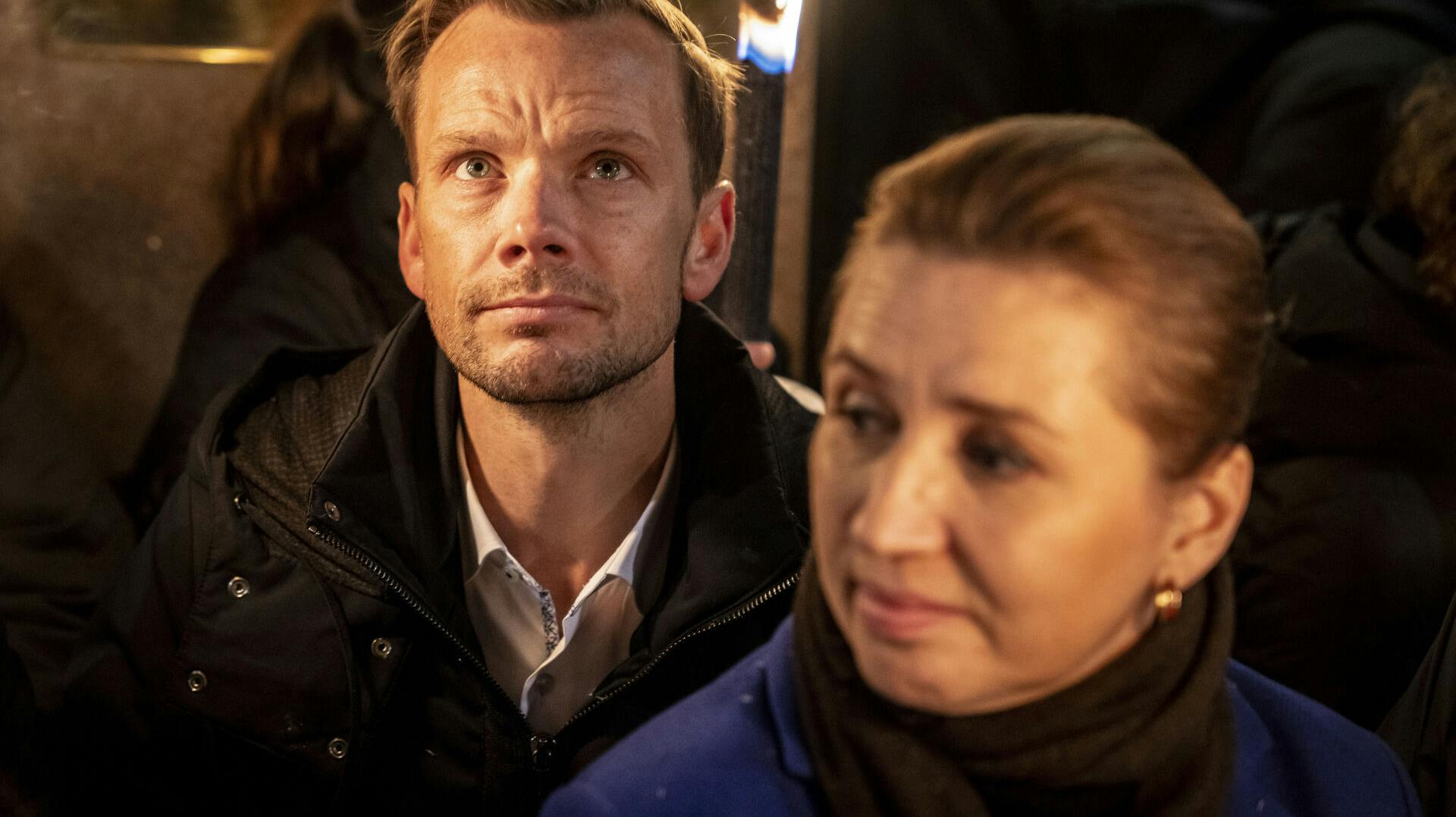 Statsminister Mette Frederiksen (S) og Peter Hummelgaard (S) i forbindelse med at Det Jødiske Samfund holder fakkeloptog i København, torsdag den 9. november 2023. Det er 85 år siden Krystalnatten fandt sted.. (Foto: Mads Claus Rasmussen/Ritzau Scanpix)