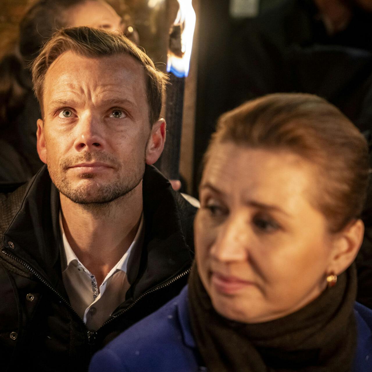 Statsminister Mette Frederiksen (S) og Peter Hummelgaard (S) i forbindelse med at Det Jødiske Samfund holder fakkeloptog i København, torsdag den 9. november 2023. Det er 85 år siden Krystalnatten fandt sted.. (Foto: Mads Claus Rasmussen/Ritzau Scanpix)