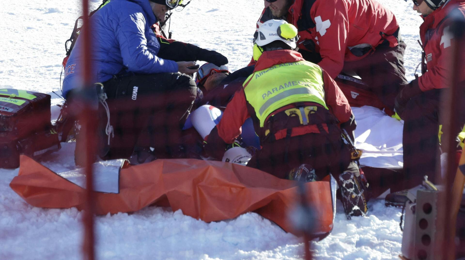Alexis Pinturault modtog lægehjælp efter sit styrt, inden han blev fløjet væk med helikopter. 