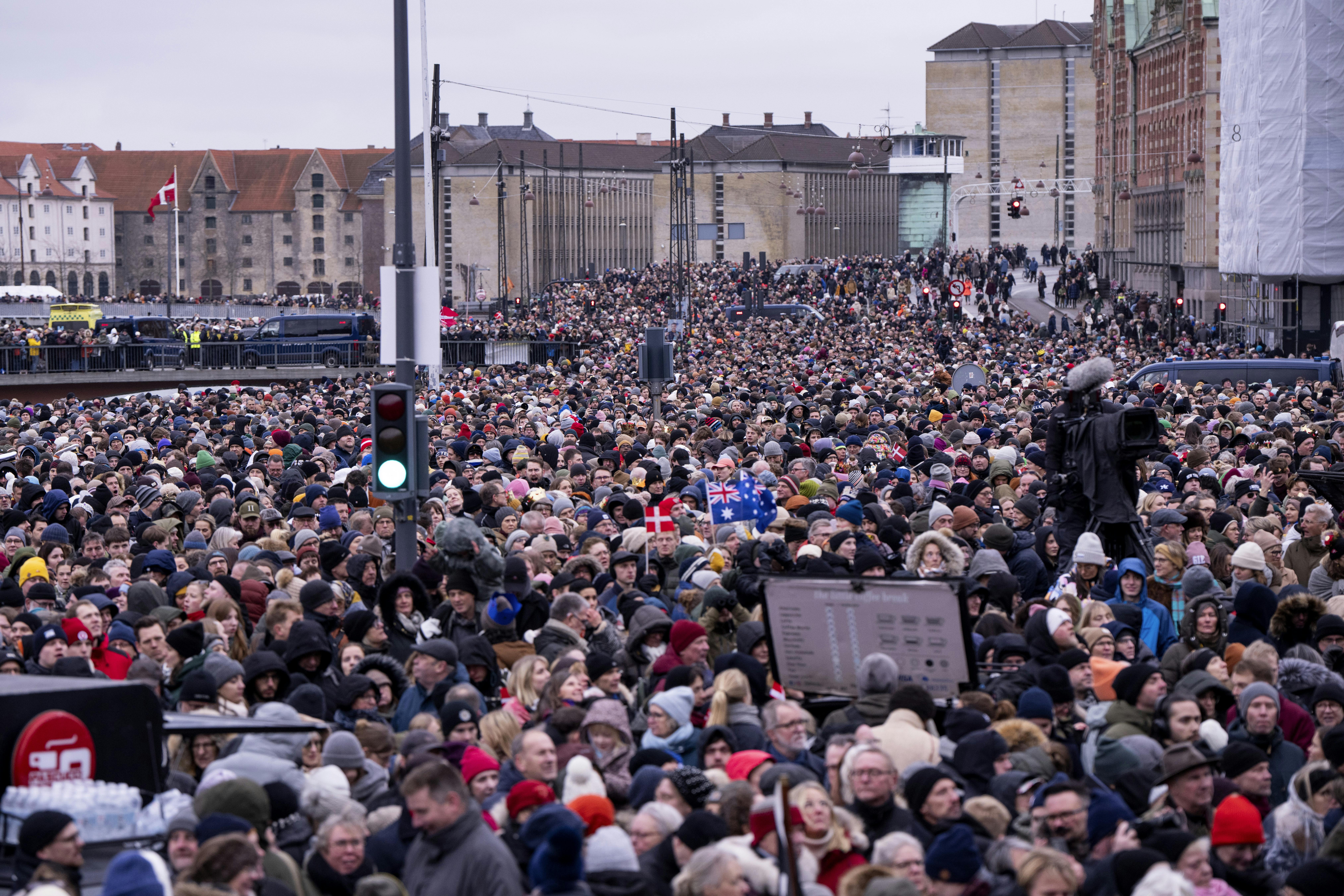 Store folkemængder under proklamationen på Christiansborgs Slotsplads i København søndag den 14. januar 2024. Den 31. december 2023 meddelte dronningen, at hun abdicerer den 14. januar og at kronprinsen fra denne dag er Danmarks regent.. (Foto: Bo Amstrup/Ritzau Scanpix)