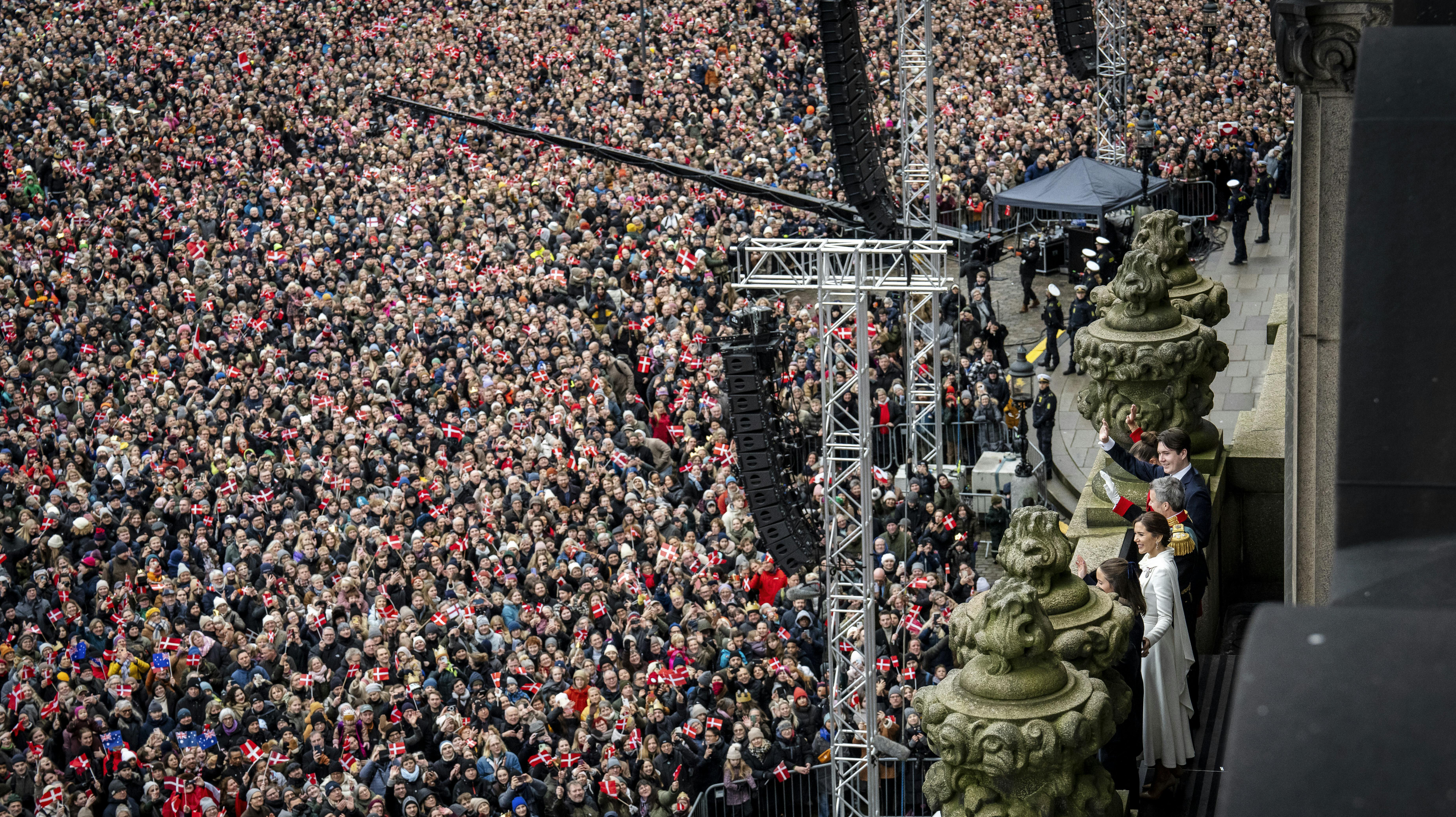 Kong Frederik X og dronning Mary trådte ud foran danskerne under proklamationen på Christiansborgs Slotsplads i København - og rigtig mange var mødt op. 