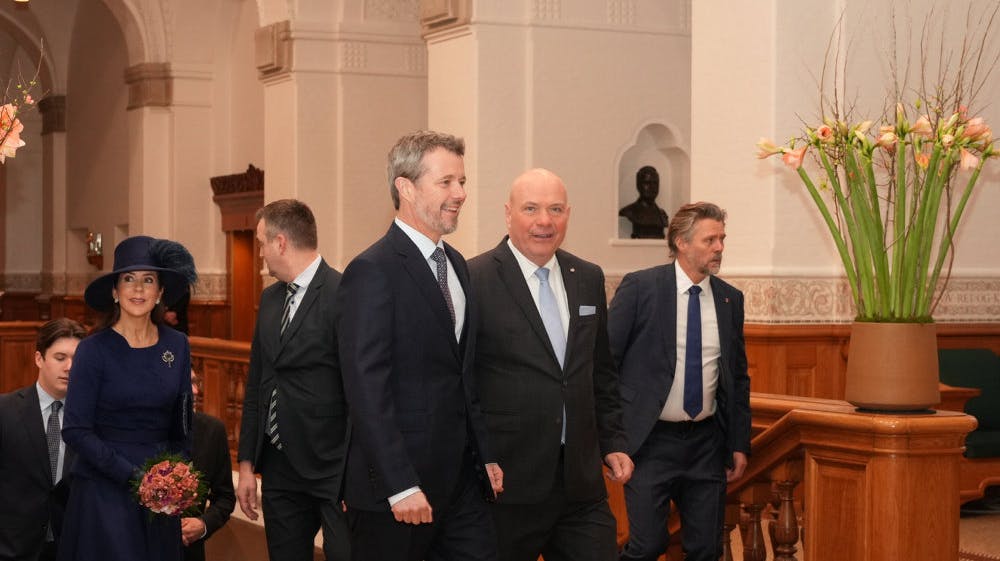 Mandag er første dag, hvor det nye kongepar besøger Folketinget efter deres nye officielle roller. 