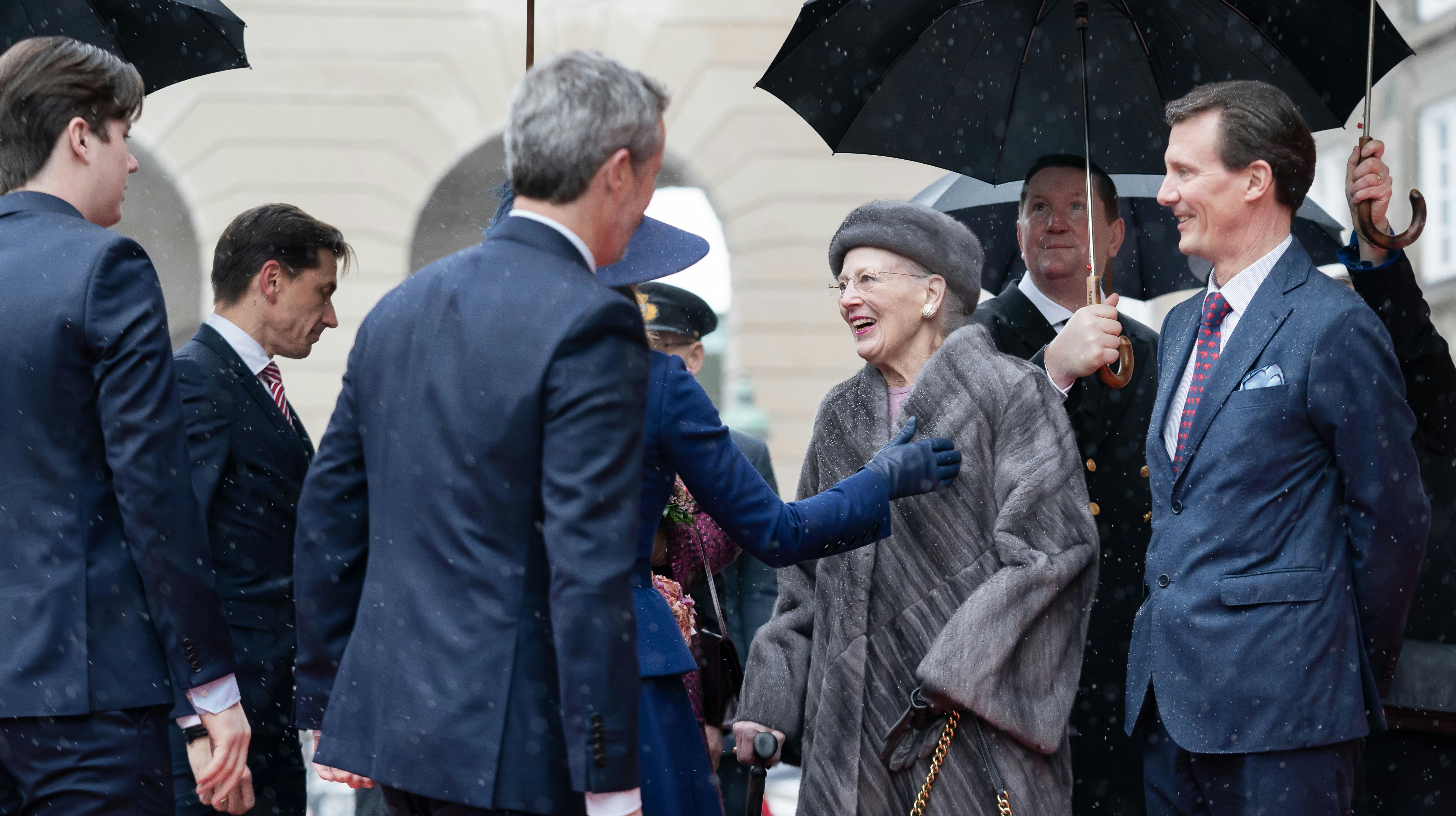 Dronning Mary undlød at neje, da hun hilste på dronning Margrethe mandag. Det er første gang det sker ved et officielt arrangement.