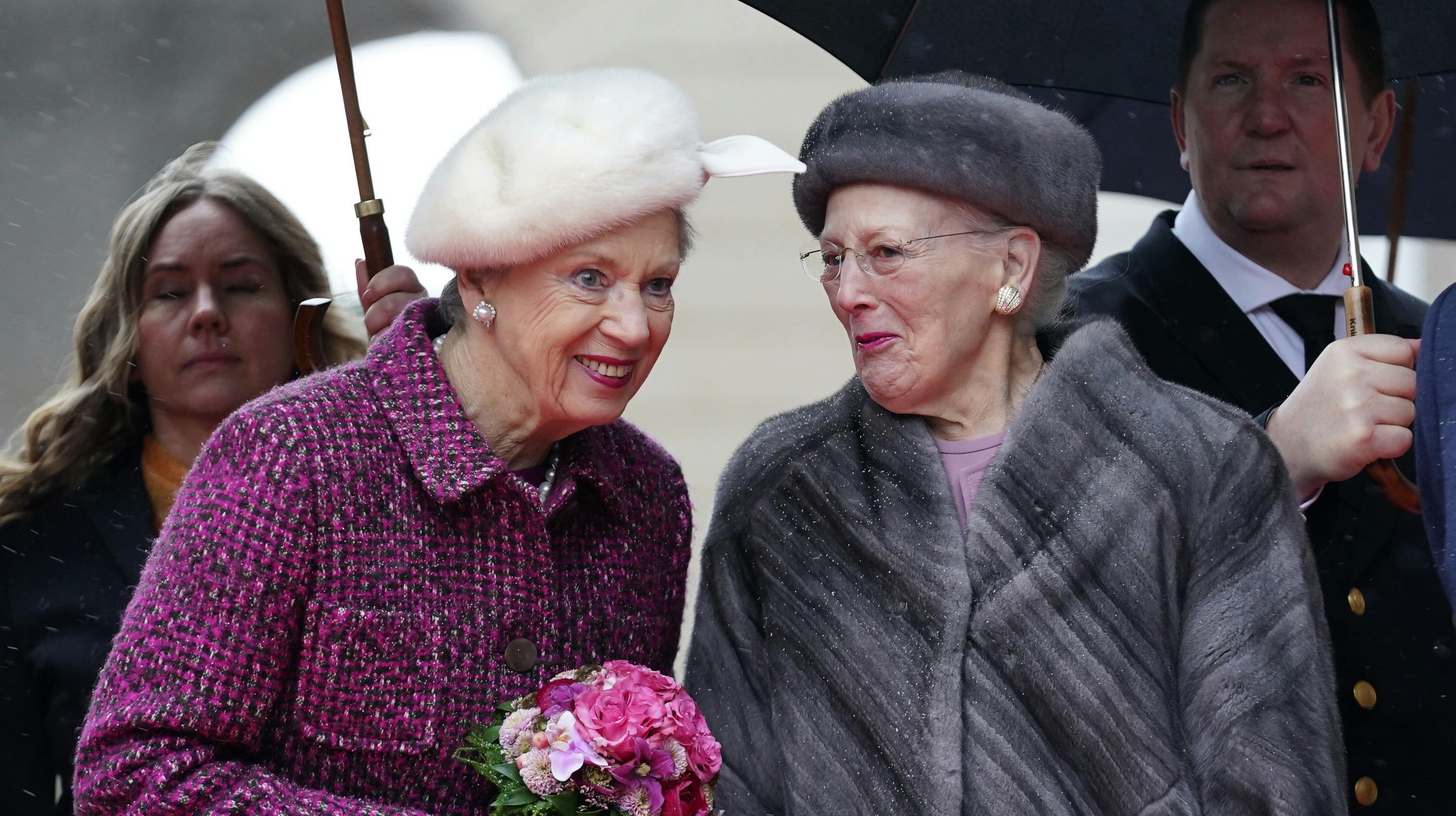 Den kongelige familie ankommer til Folketinget. 