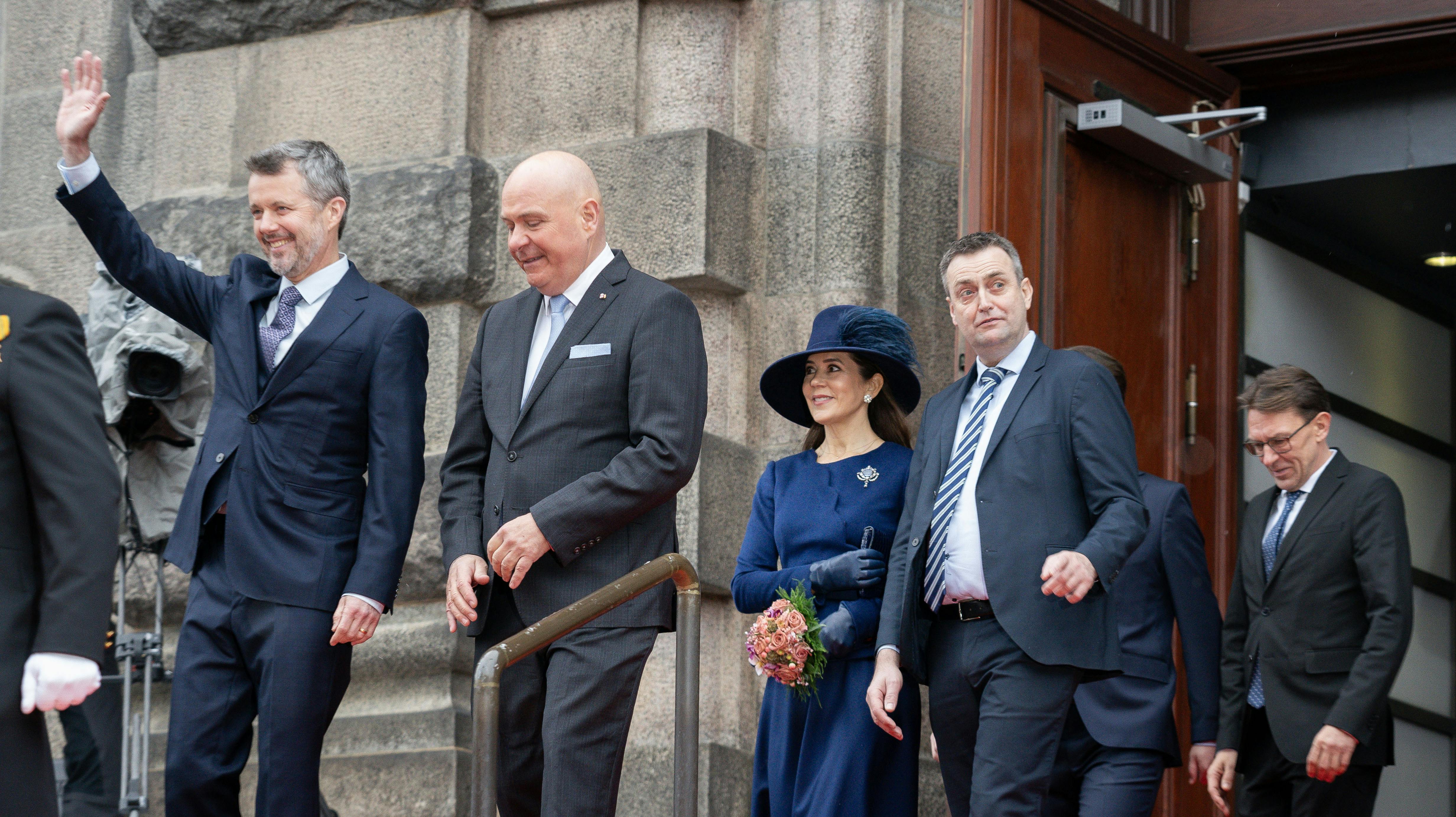 Kong Frederik var mandag på sin første officielle opgave, siden han søndag overtog tronen.