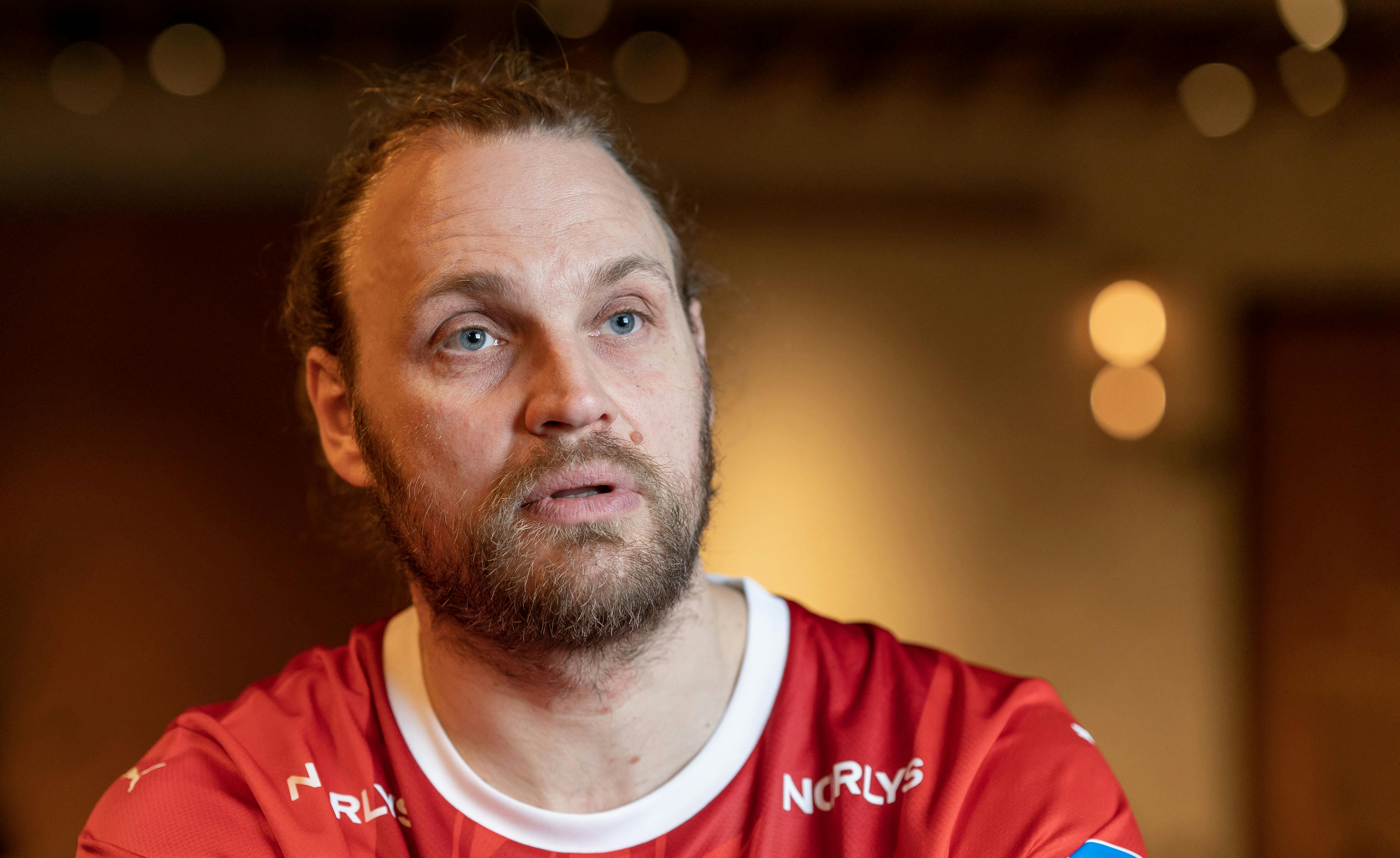 Trods fremskreden alder og slitage efter mange år på topniveau vil Henrik Møllgaard ikke undvære landsholdet.