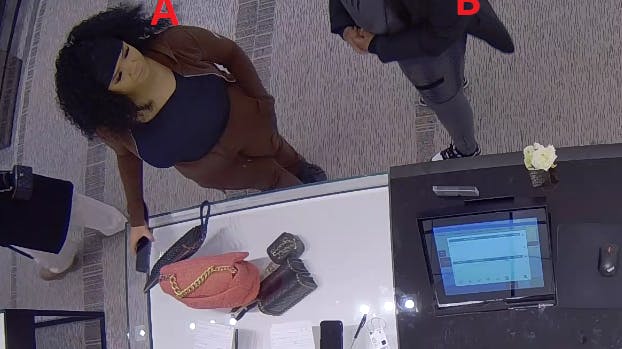 Politiet beder om hjælp til at identificere disse kvinder, der befandt sig i Chanel-butikken i København - formentlig udstyret med et stjålet betalingskort, som de havde anskaffet sig kort før shoppingturen. 