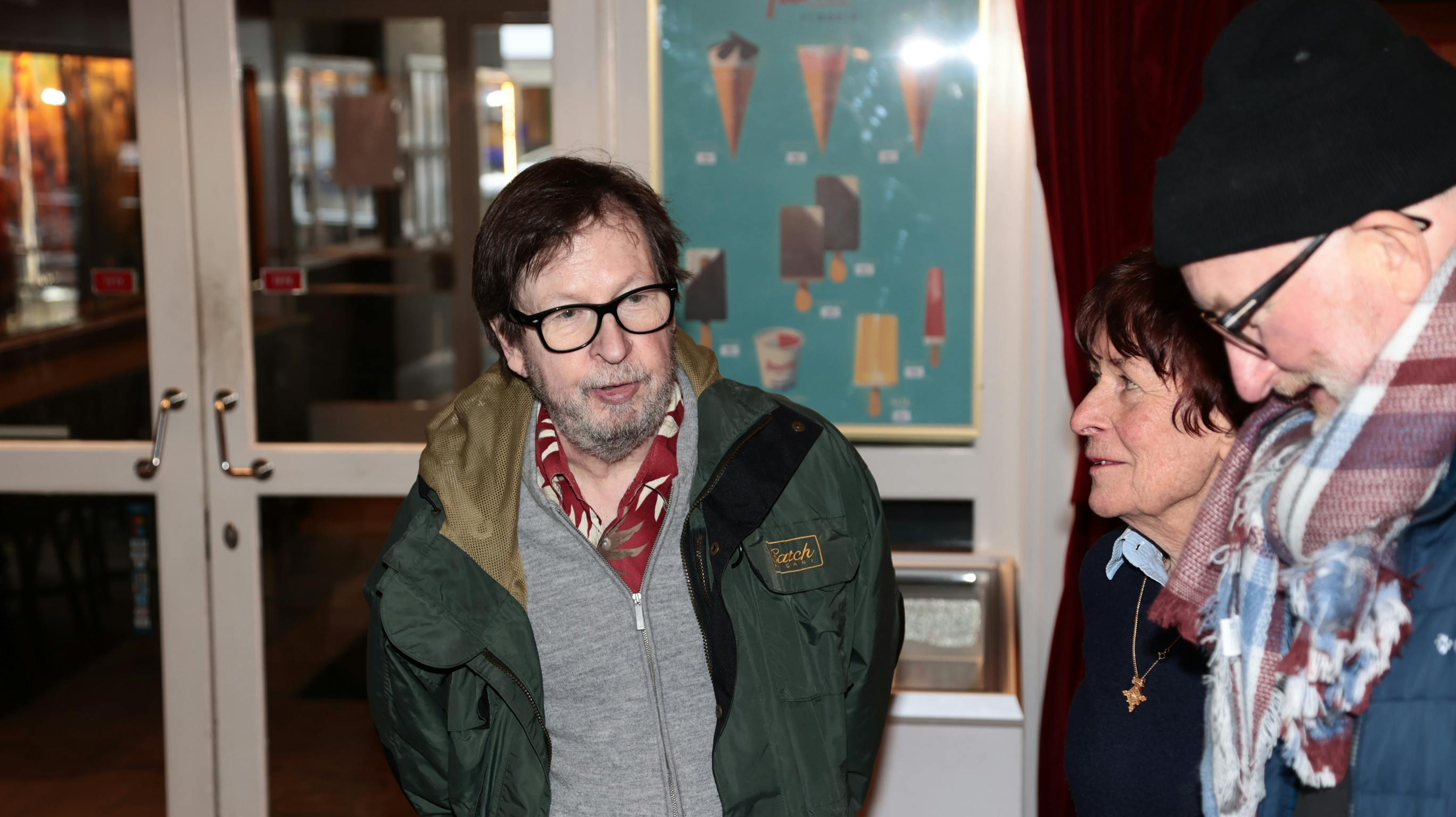 Sammen med Peter Aalbæk var Lars von Trier troppet op i Gentofte Kino for at fejre pr-chef Christel Hammers 80-års fødselsdag.