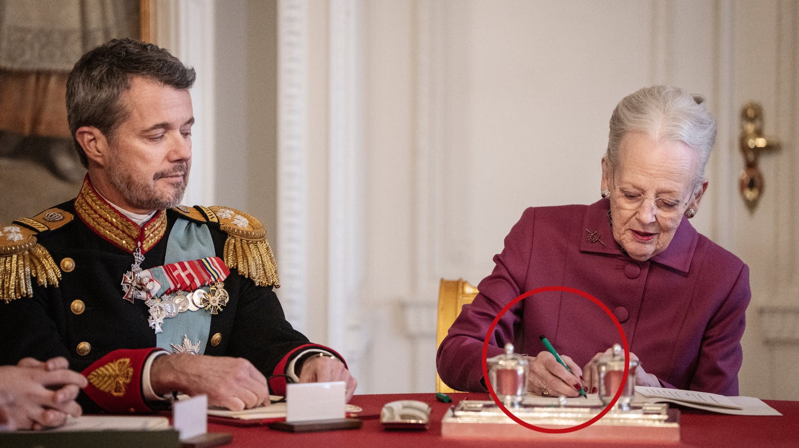 Landets nye konge holdt øje med mor Margrethes underskrift, men det kan ikke have overrasket ham, at den blev nedskrevet med den grønne pen. Det er nemlig den eneste, dronningen vil bruge. 
