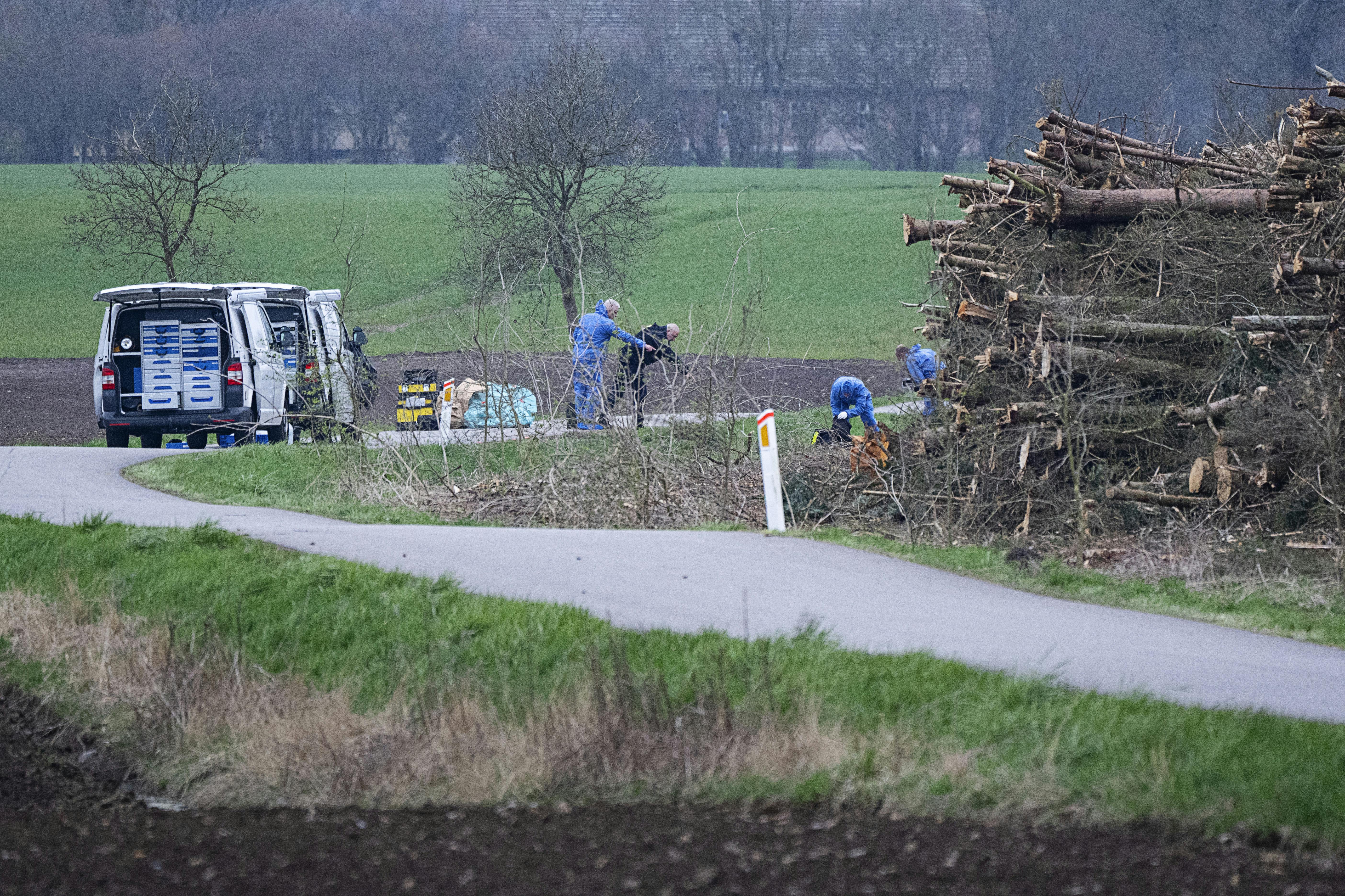 Politiet arbejder ved hus på Fladholtevej i forbindelse med eftersøgningsindsatsen omkring Kirkerup syd for Slagelse søndag den 16. april 2023. Politi og andre leder efter den 13-årige pige, der blev meldt savnet lørdag. Pigen var ude og dele aviser ud, men vendte ikke tilbage.. (Foto: Claus Bech/Ritzau Scanpix)