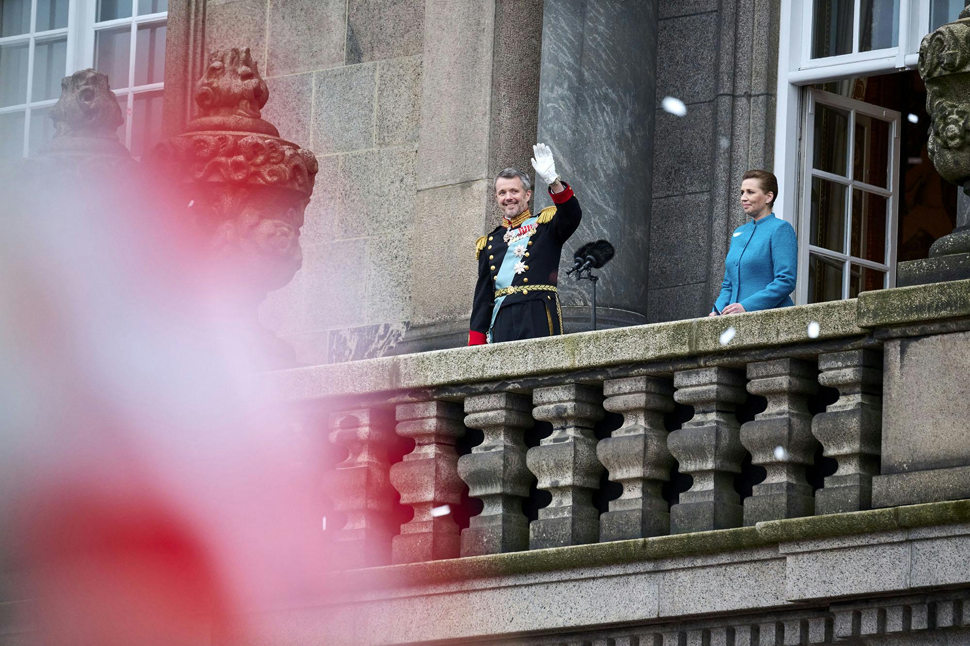Der var mennesker, så langt øjet rakte, da kong Frederik trådte ud på Christiansborgs balkon.