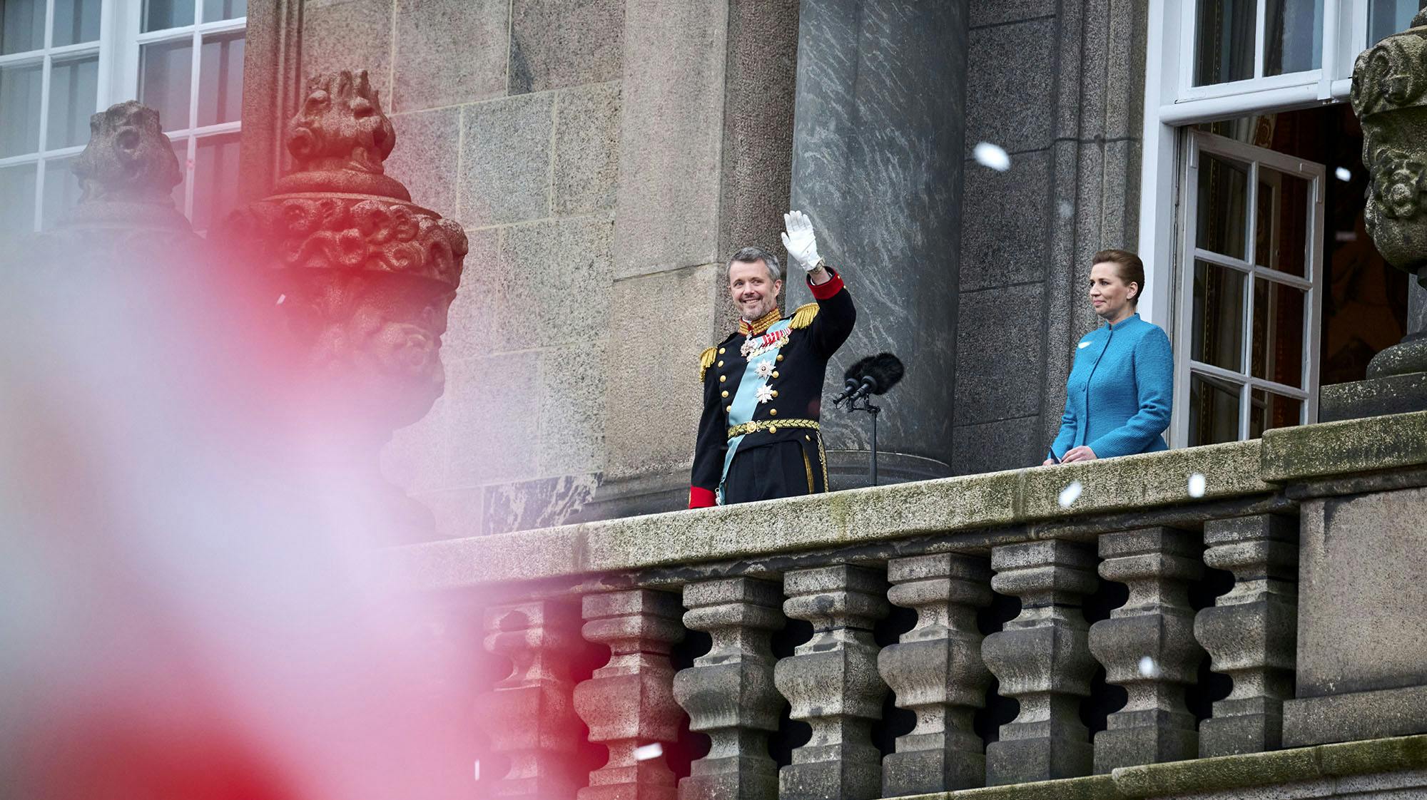 Der var mennesker, så langt øjet rakte, da kong Frederik trådte ud på Christiansborgs balkon.