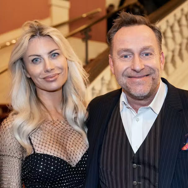 Katherine Diez er sammen med Adam Price.