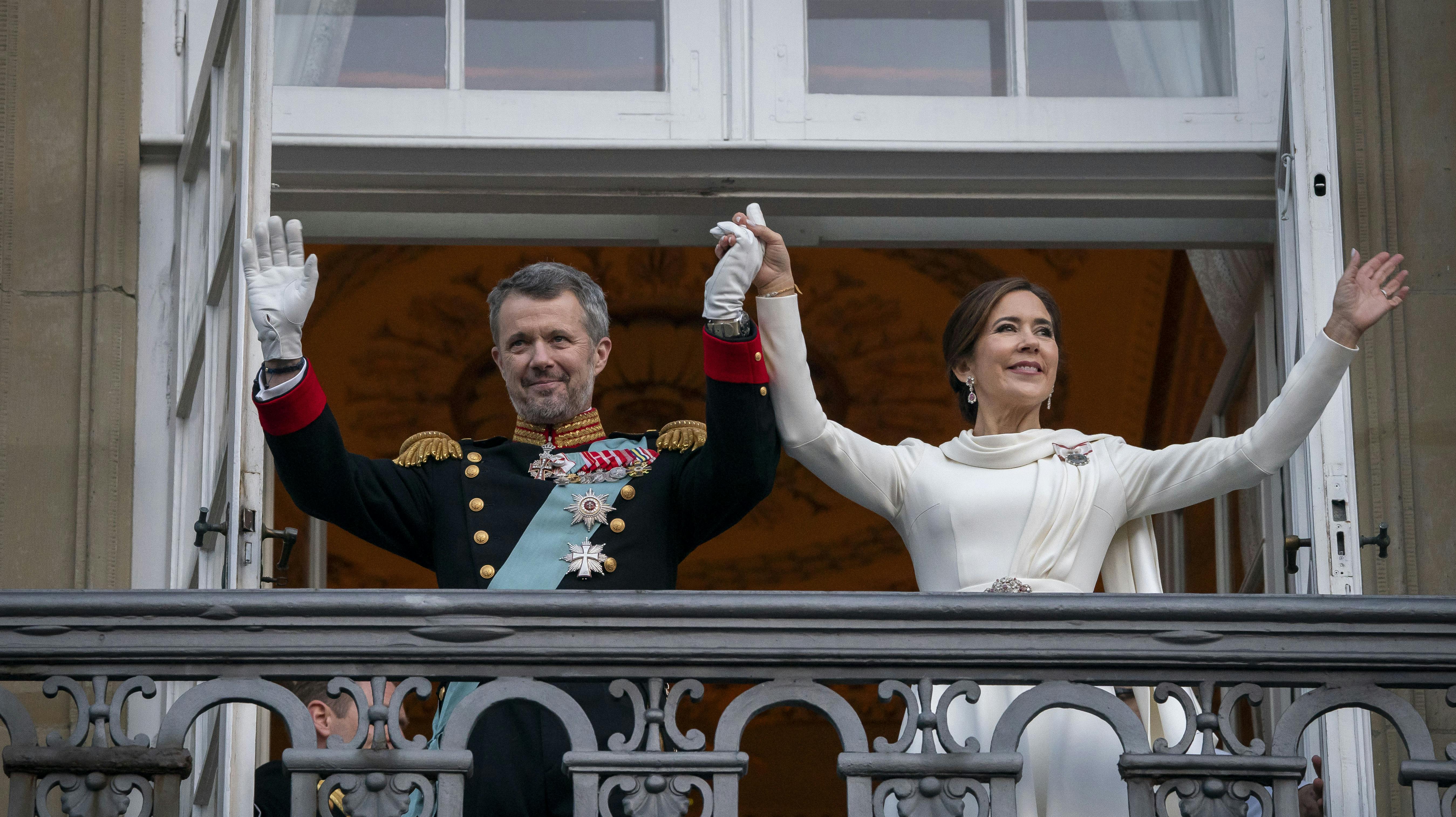Omkring 300.000 mennesker var mødt op søndag eftermiddag for at hylde den nye konge. 