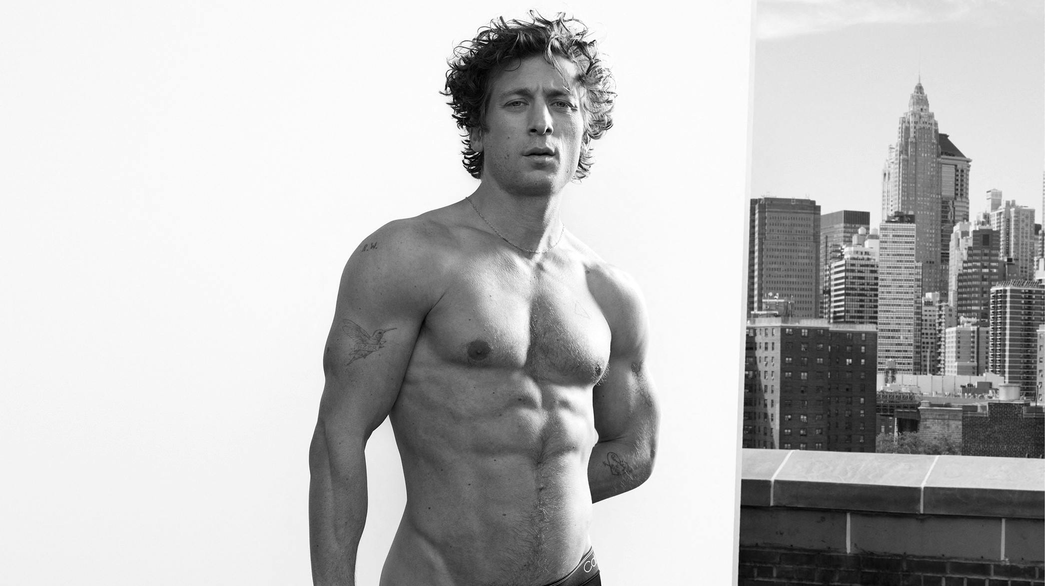 Det er blandt andre dette billede af Jeremy Allen White i Calvin Klein-underbukser, der har fået internettet til at bryde i brand.&nbsp;