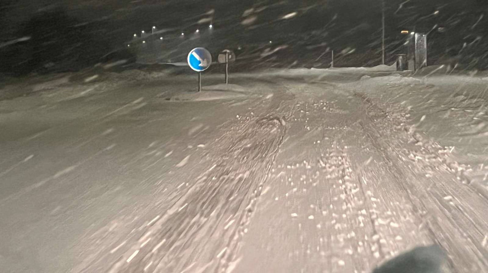 Det er intenst snevejr, der tidligt onsdag morgen tager til i Jylland.