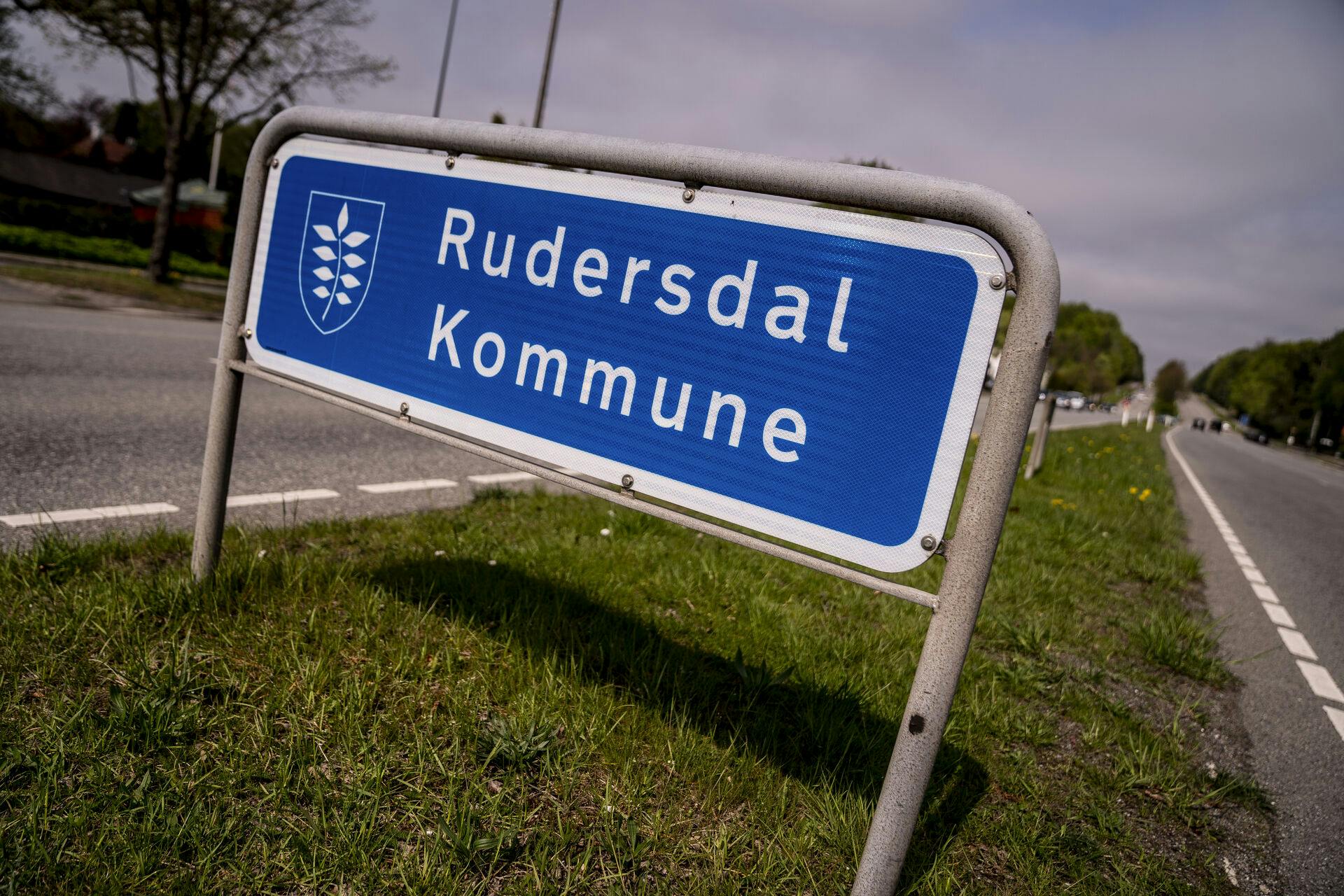 En lærervikar på Søholmsskolen i Rudersdal Kommune, er sigtet for voldtægt af en elev.