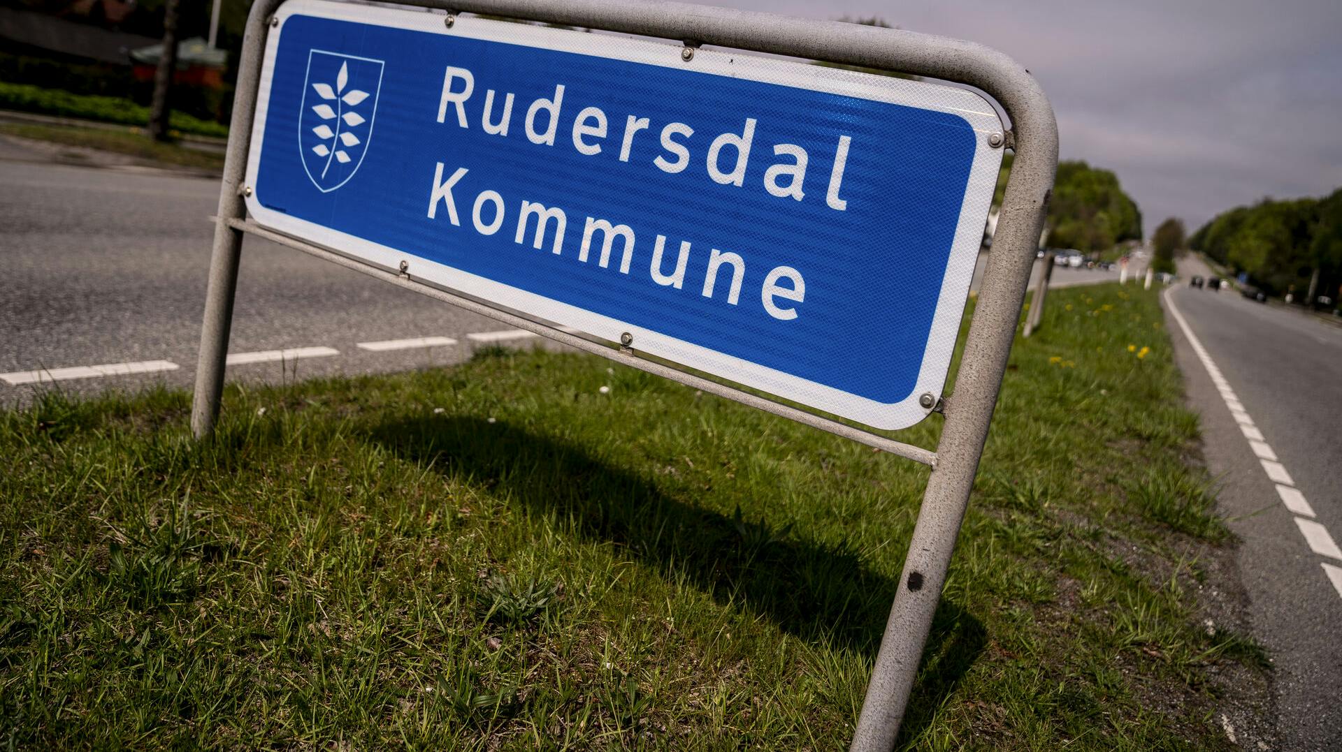 En lærervikar på Søholmsskolen i Rudersdal Kommune, er sigtet for voldtægt af en elev.