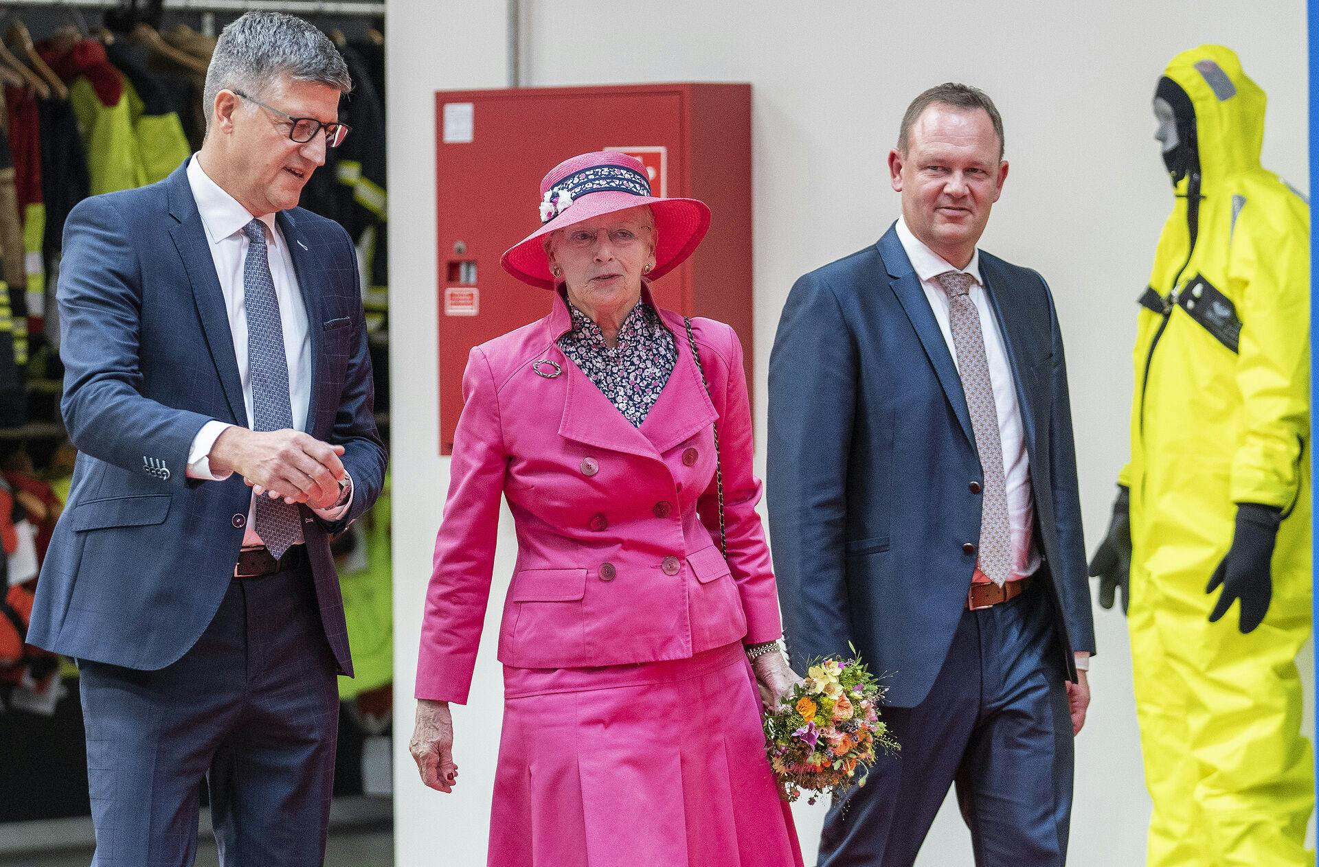 Dronning Margrethe besøgte Viking Life Saving Equipment i august 2021. I den forbindelse mødte hun også direktør Henrik Uhd Christensen, der nu er død. 