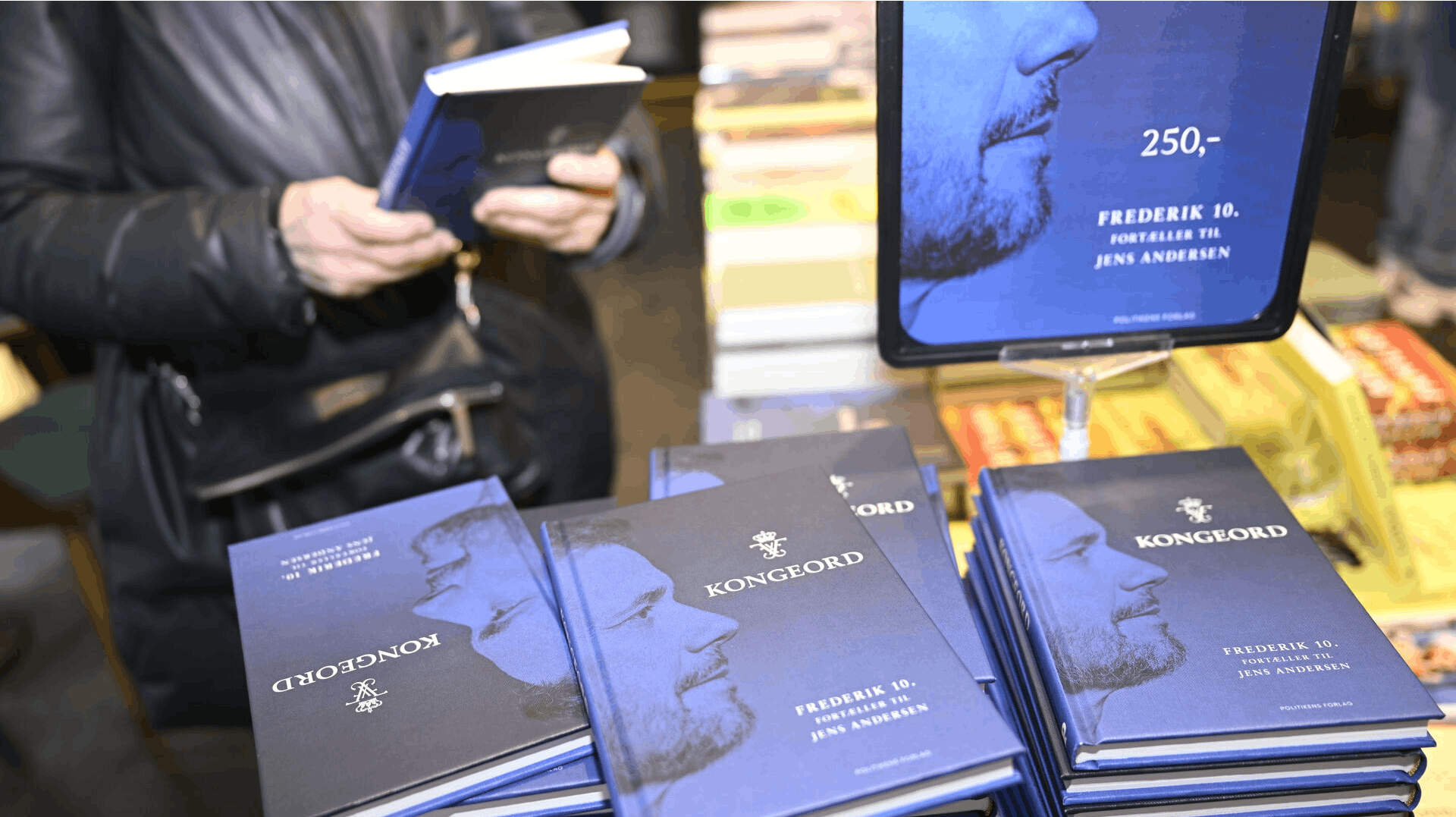 Kongehuset kommer ikke til at tjene penge på salget af bogen "Kongeord - Frederik 10. fortæller til Jens Andersen".