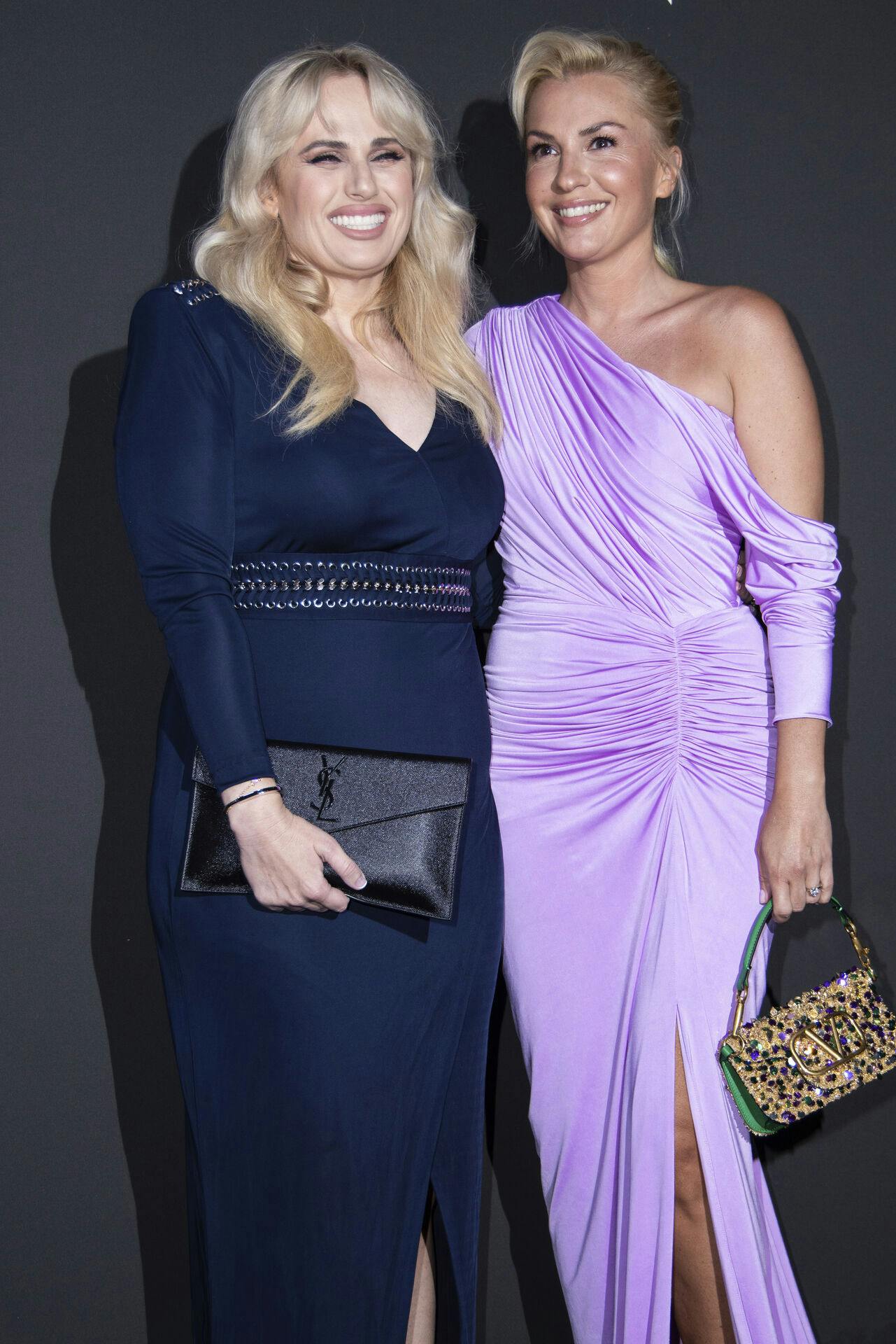 Rebel Wilson og Ramona Agruma