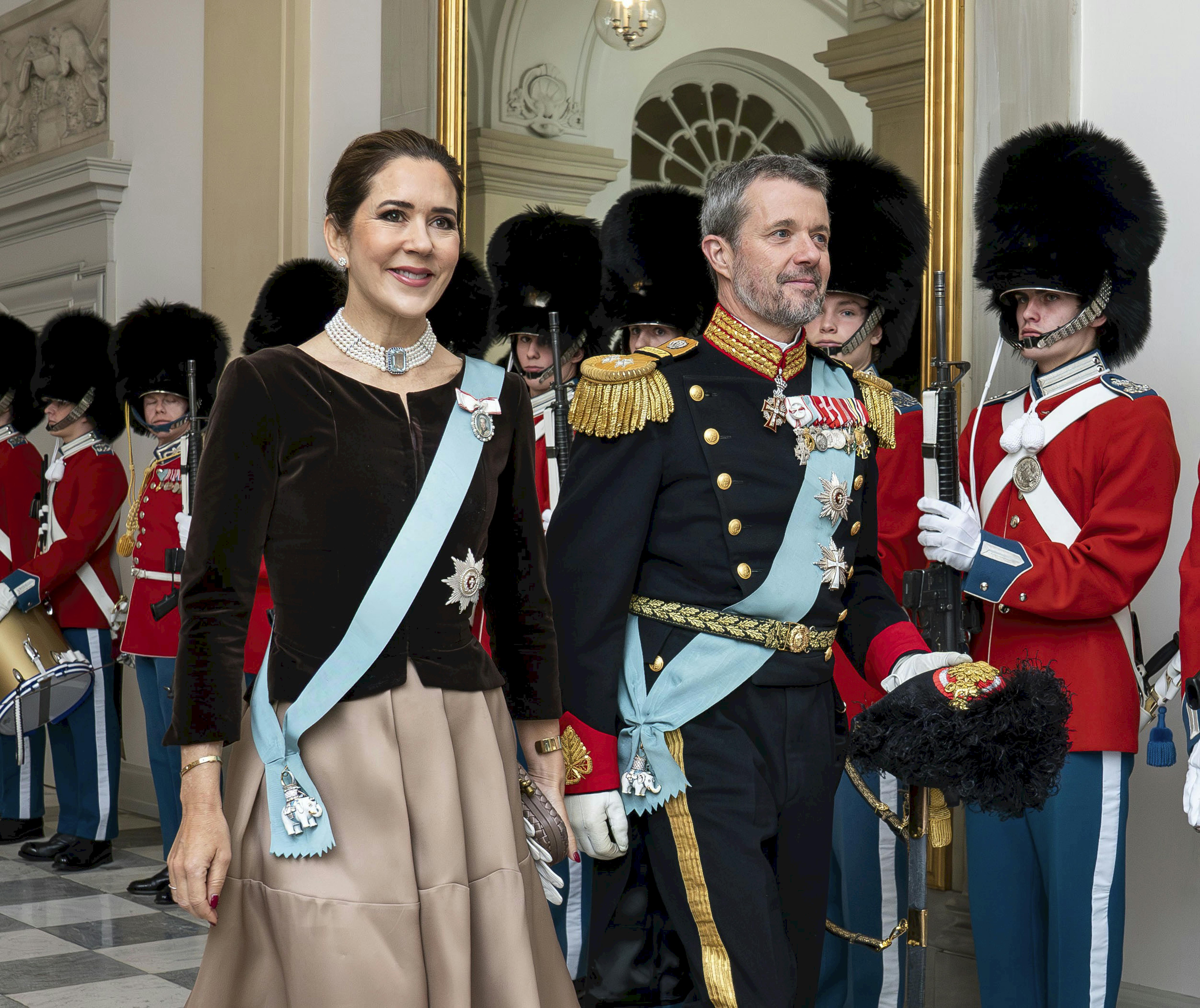 OPGAVE: Dronning Margrethe afholder nytårskur for officerer fra Forsvaret og Beredskabsstyrelsen, I., II. og III. rangklasse samt indbudte fra landsorganisationer/kgl. protektioner.Kronprinsesse Mary og kronprins Frederik ankommer.STED: Christiansborg slot, DrabantsalenJOURNALIST: Marianne Singer+ Ulrik EriksenFOTOGRAF: Hanne JuulDATO: 20240104