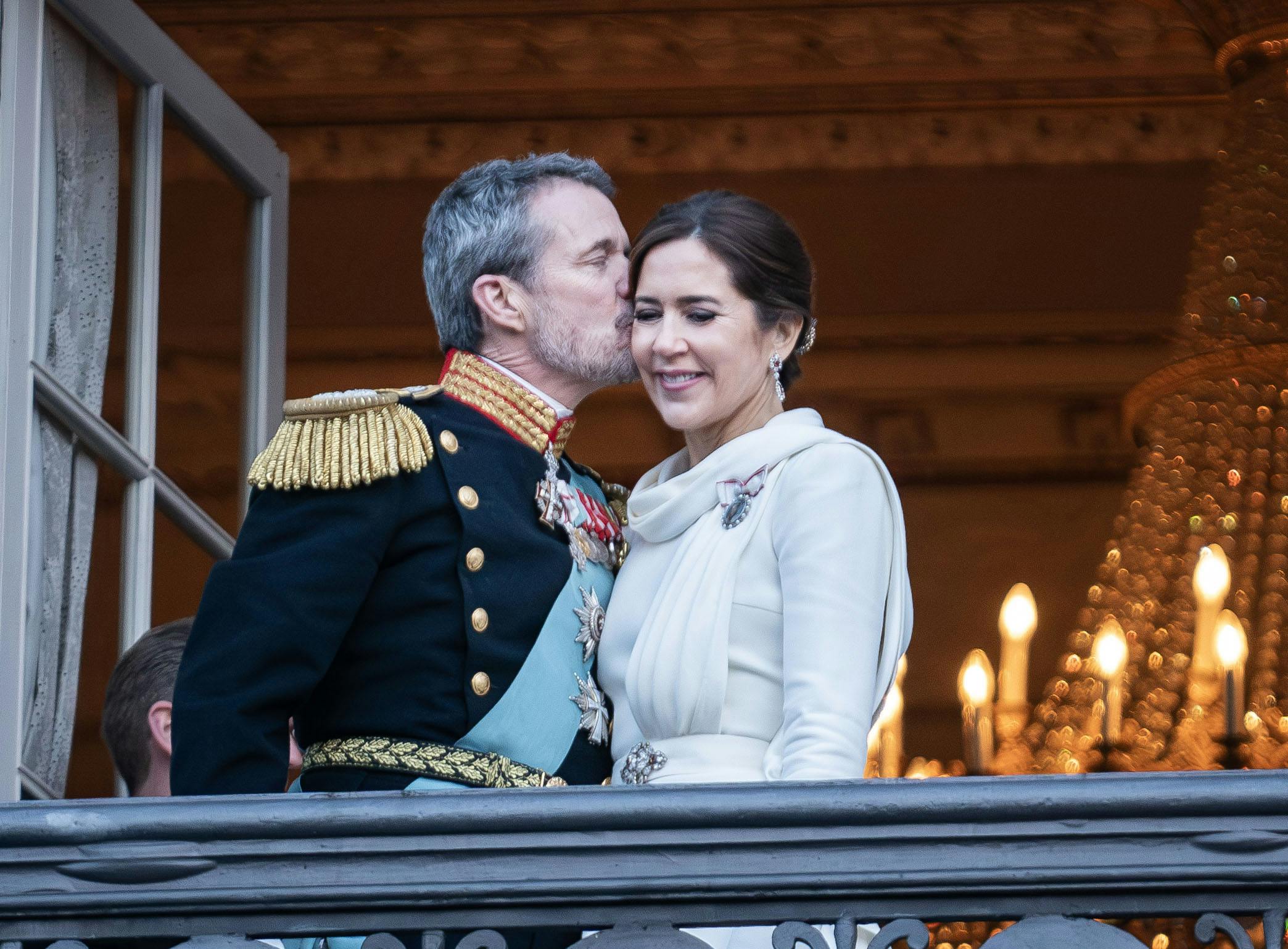 Der blev uddelt kys, da kong Frederik og dronning Mary søndag vinkede fra balkonen efter tronskiftet.