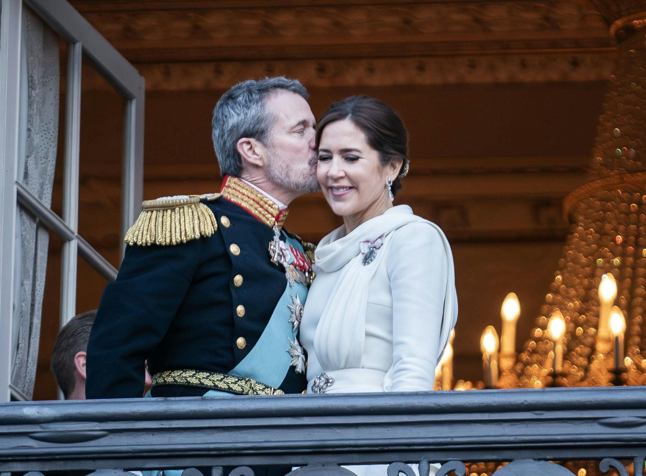 Der blev uddelt kys, da kong Frederik og dronning Mary søndag vinkede fra balkonen efter tronskiftet.