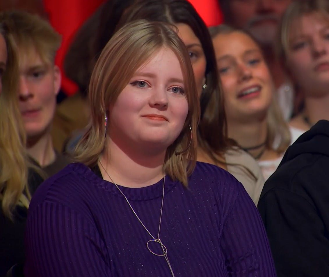 Nadia har tidligere hørt "Tulipaner", men August havde ændret lidt på sangen til "6 Chair Challenge".