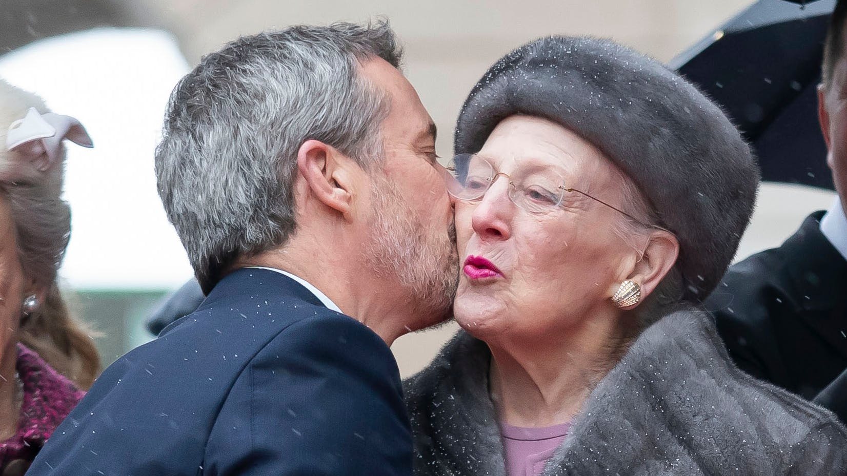 Kong Frederik kysser mor, dronning Margrethe, på kinden under sin første opgave som konge mandag 15. januar.