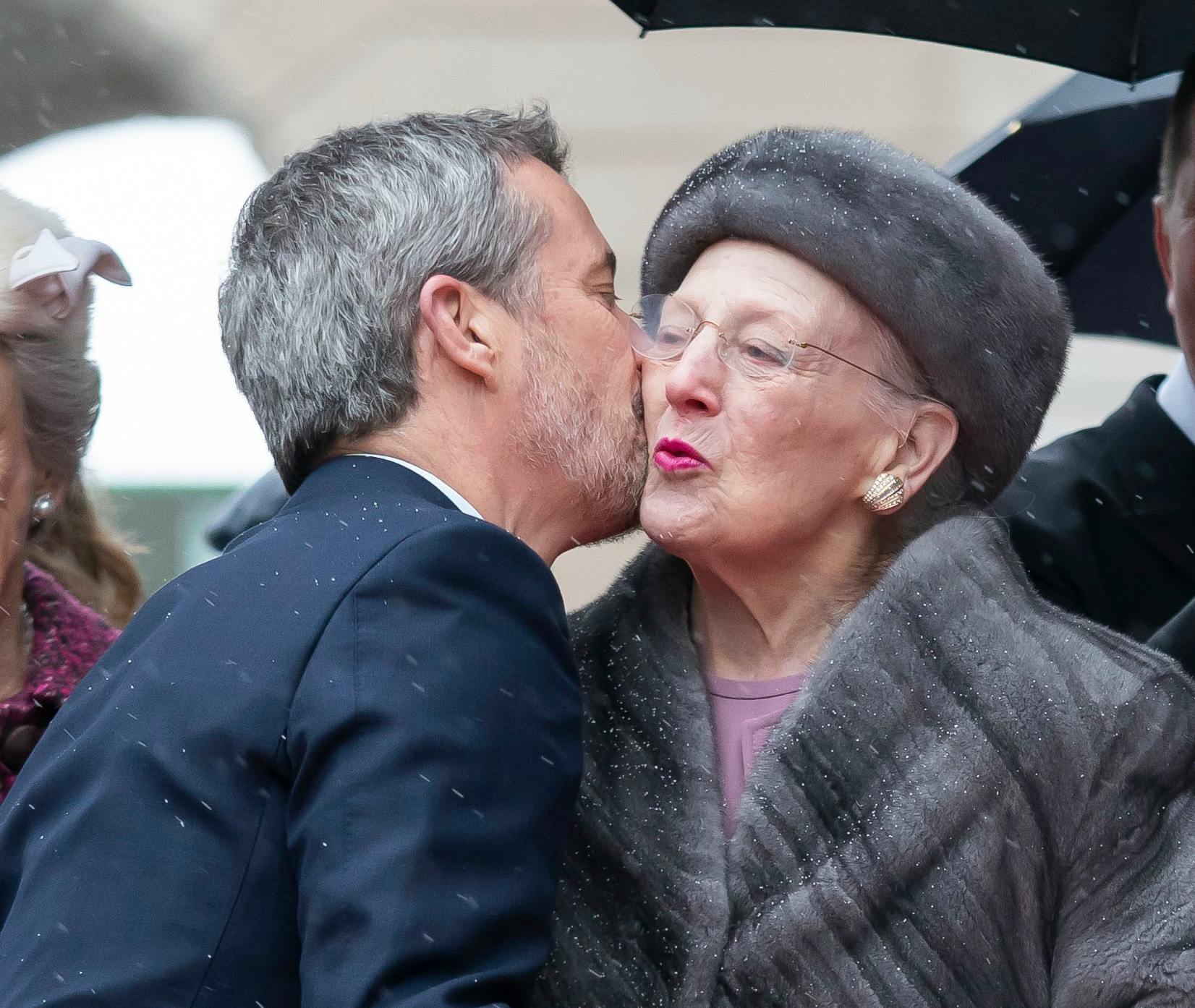 Kong Frederik kysser mor, dronning Margrethe, på kinden under sin første opgave som konge mandag 15. januar.