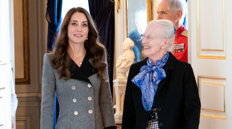 Kronprinsesse Kate sammen med dronning Margrethe under det officielle besøg sidste år. Nu er det kommet frem, at kronprinsessen har gennemgået en operation i maven.
