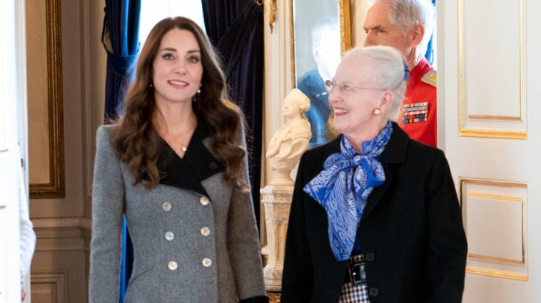 Kronprinsesse Kate sammen med dronning Margrethe under det officielle besøg sidste år. Nu er det kommet frem, at kronprinsessen har gennemgået en operation i maven.