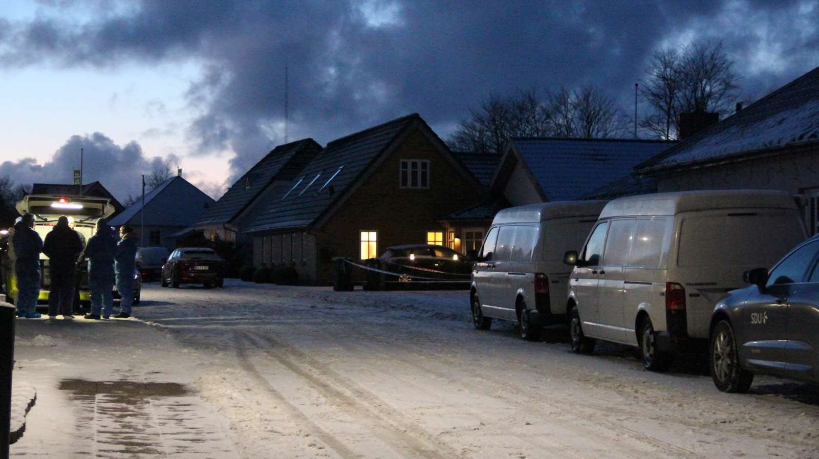 En person blev onsdag formiddag fundet død på en adresse i Ølgod. Politiet og deres teknikere brugte derfor en stor del af onsdagen på at arbejde på stedet. Det er endnu uvist, hvad der er foregået.