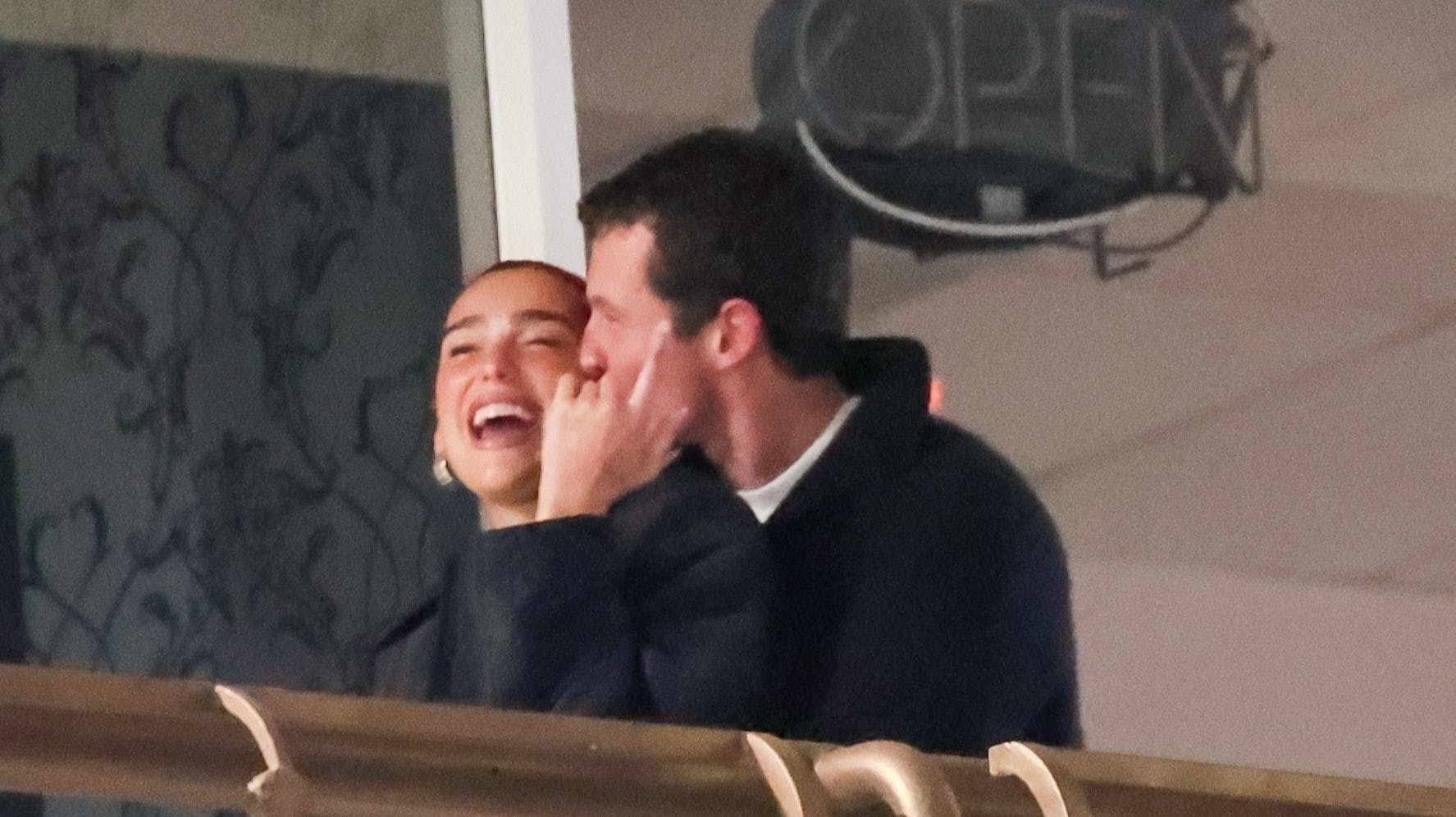 Der er opstået sød musik mellem Dua Lipa og den britiske skuespiller Callum Turner. 