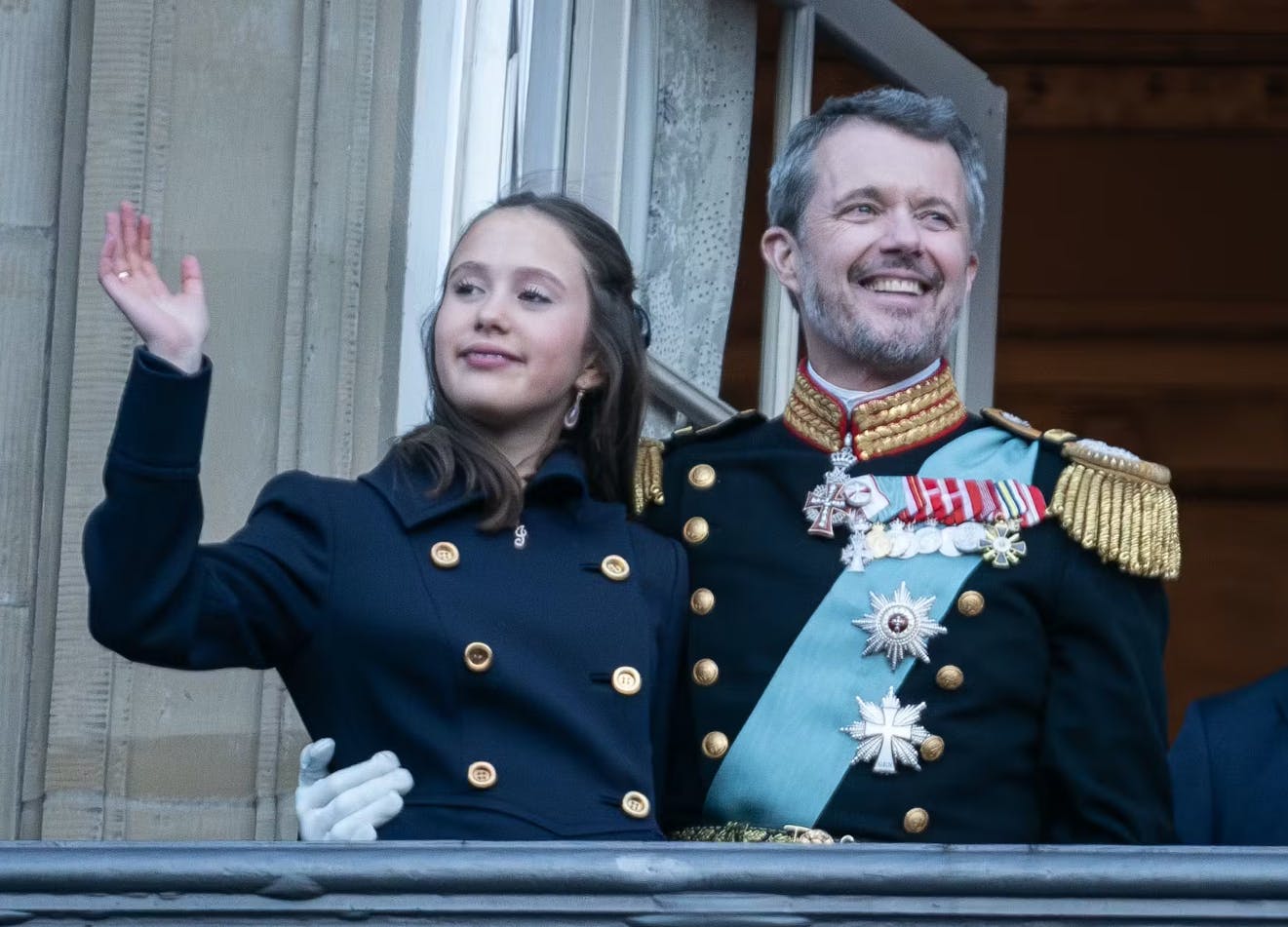 Prinsesse Josephine med sin far, kong Frederik, på balkonen på Christiansborg Slot.