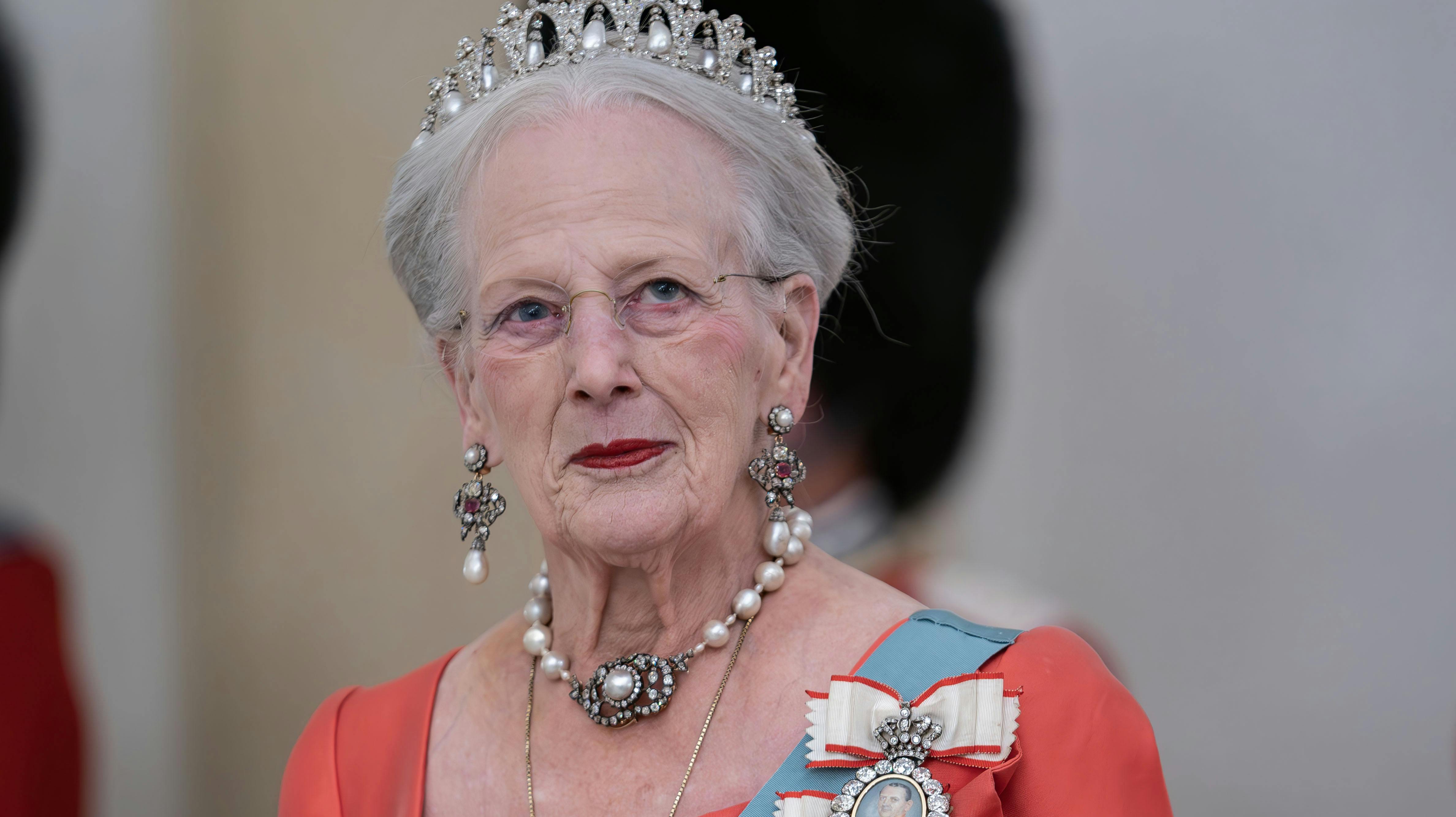Aldrig har det danske kongehus været mere populært - eller mere omtalt. Nu bliver dronning Margrethes liv til en tv-serie.